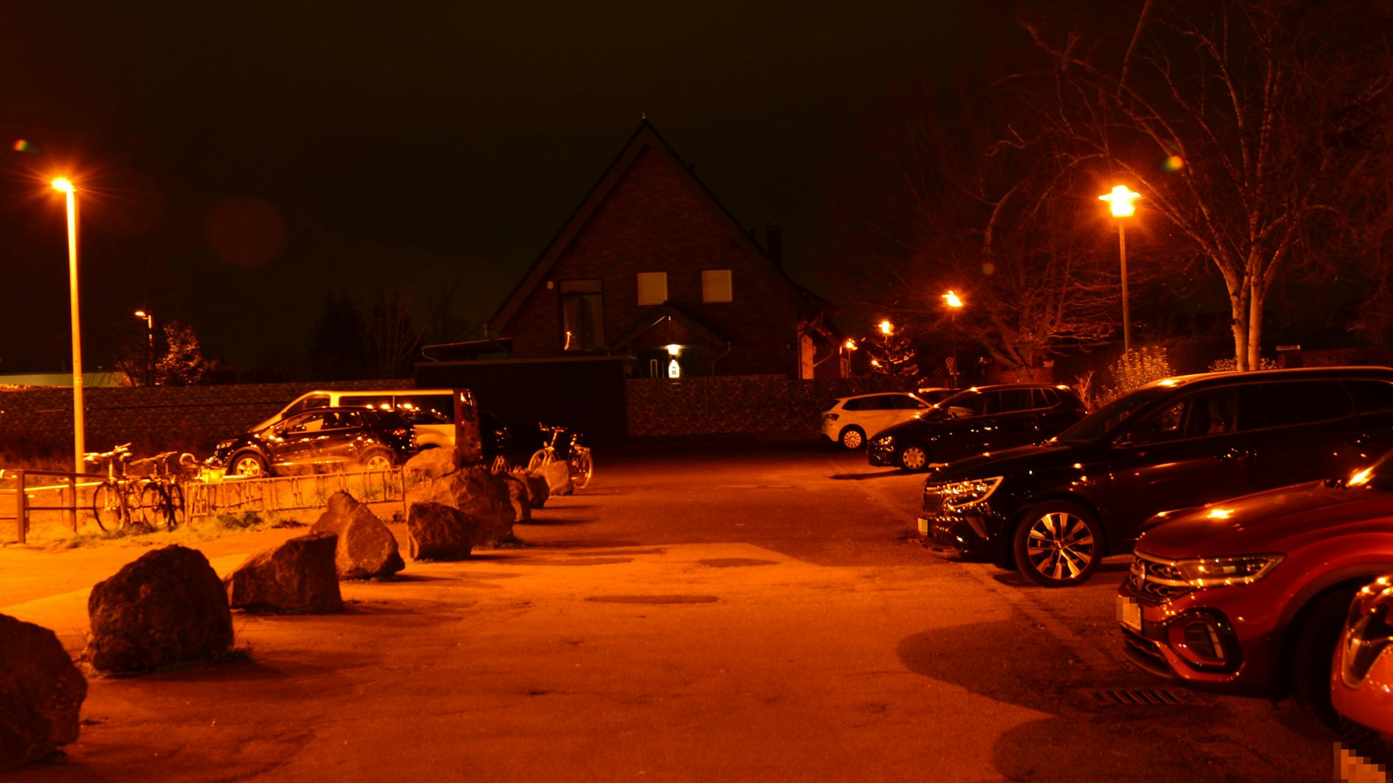 Der Parklpatz am Weilerswister Bahnhof liegt im Dunklen.