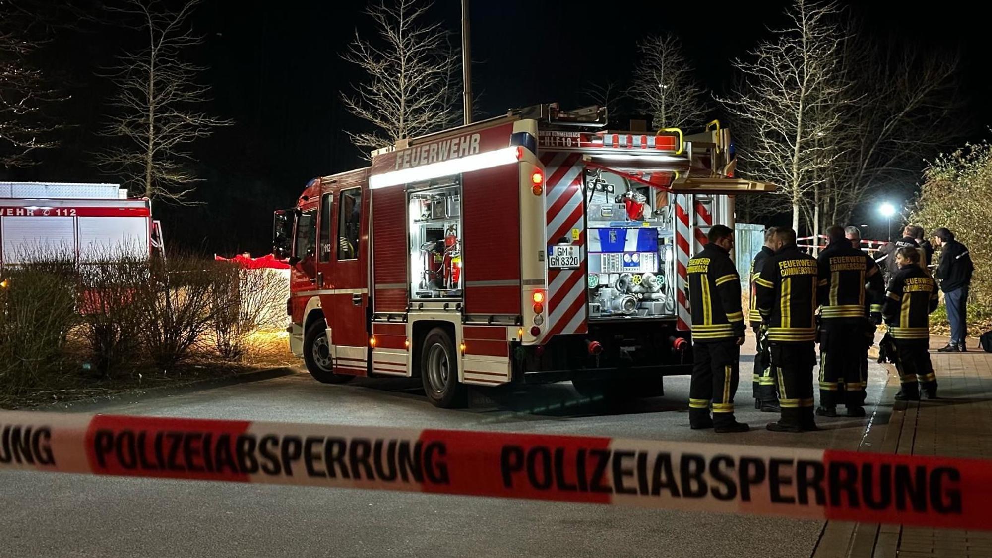 Die Feuerwehr leuchtet den Tatort aus.
