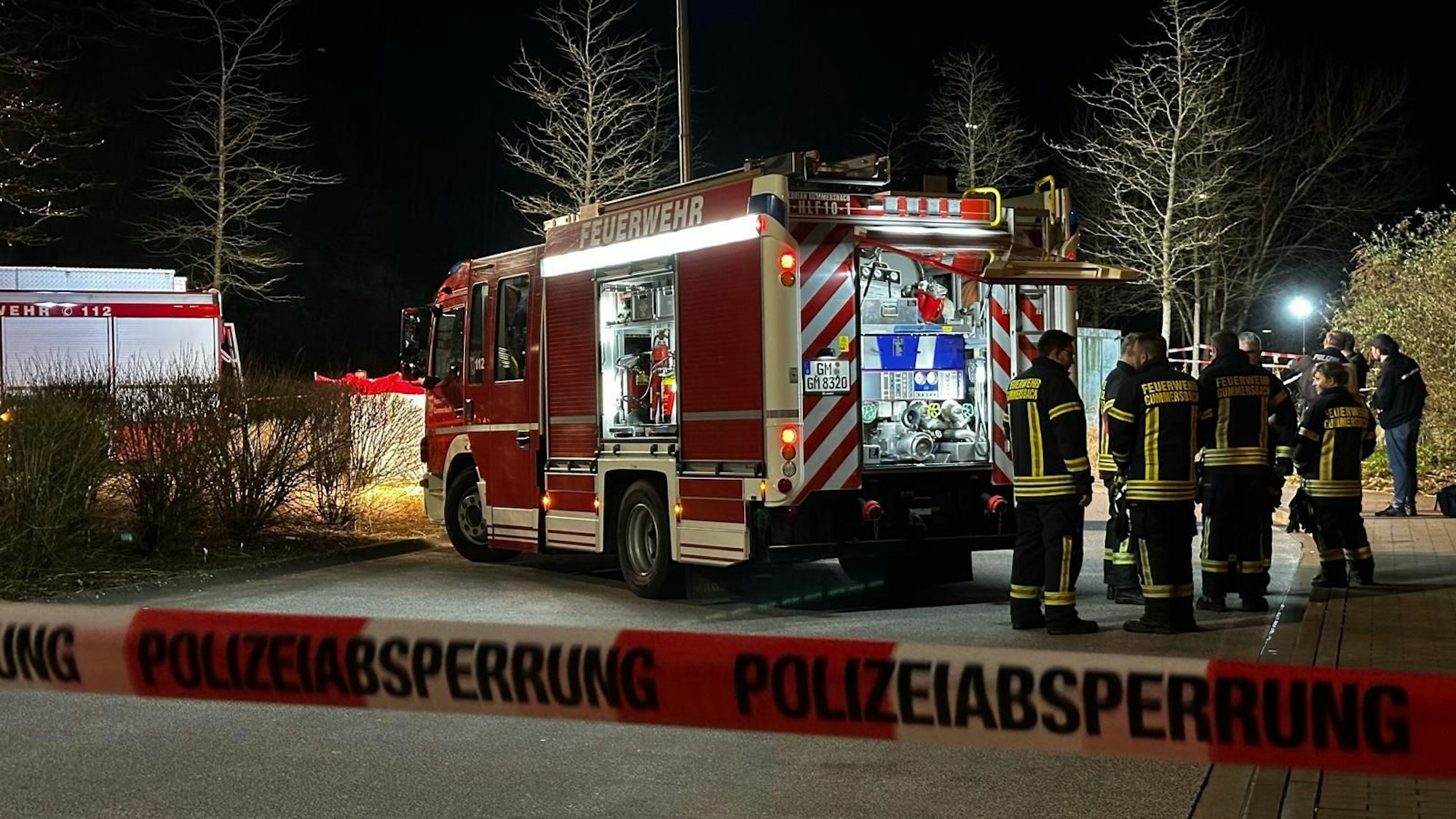Die Feuerwehr leuchtet den Tatort aus.