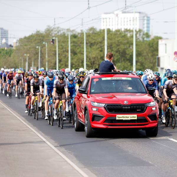 Für das Radrennen „Rund um Köln“ suchen die Veranstalter nun einen neuen Sponsor für die Begleitfahrzeuge.