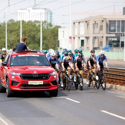 Für das Radrennen „Rund um Köln“ suchen die Veranstalter nun einen neuen Sponsor für die Begleitfahrzeuge.