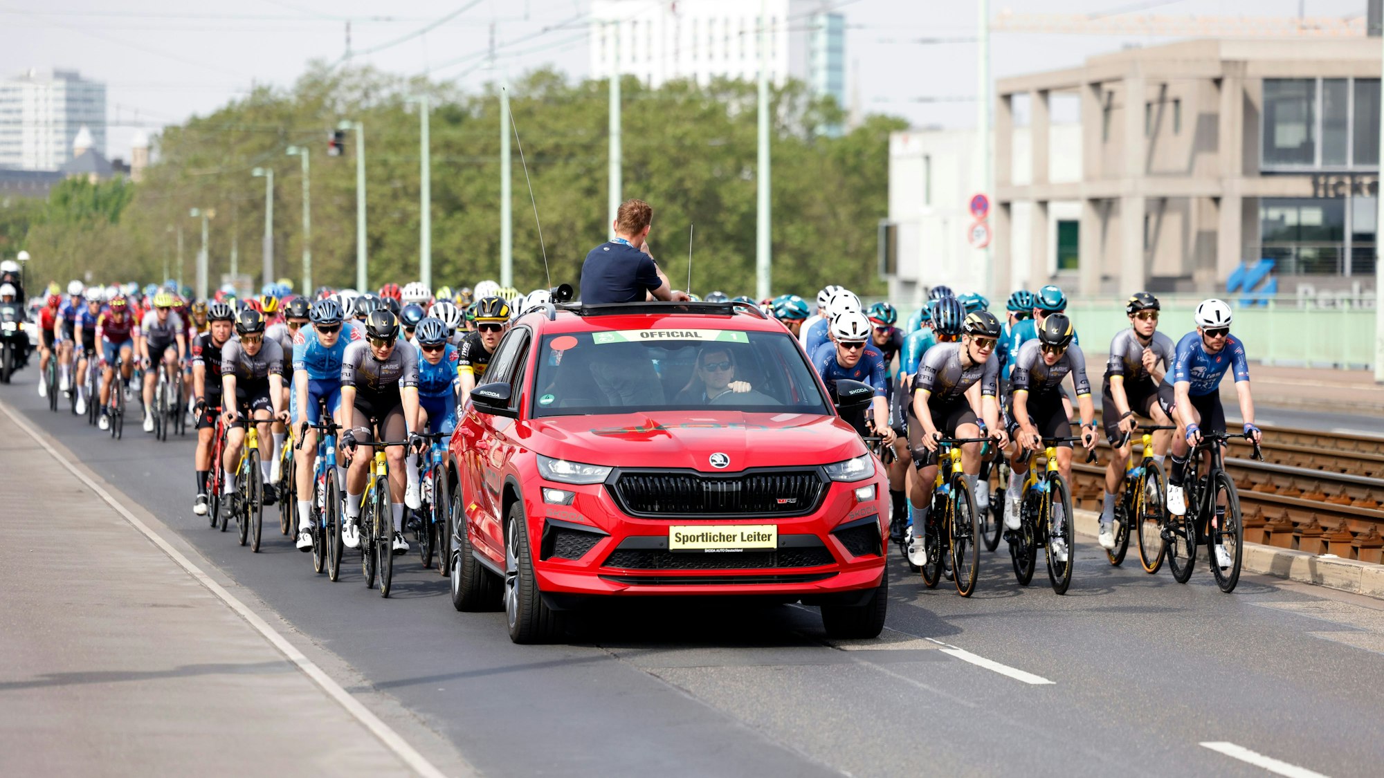 Für das Radrennen „Rund um Köln“ suchen die Veranstalter nun einen neuen Sponsor für die Begleitfahrzeuge.