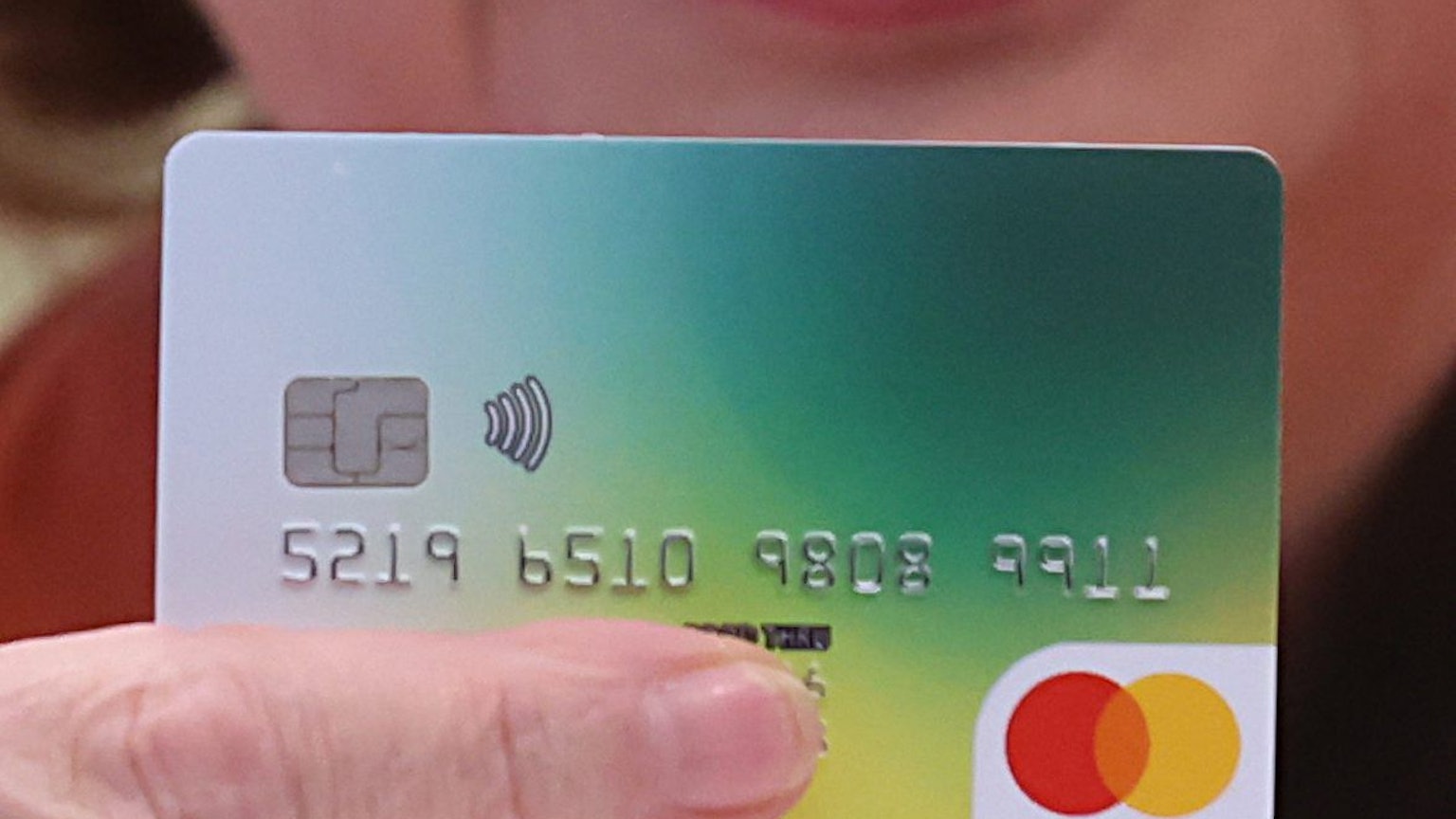 Eine Bezahlkarte wird bei einer Pressekonferenz im Landratsamt gezeigt.