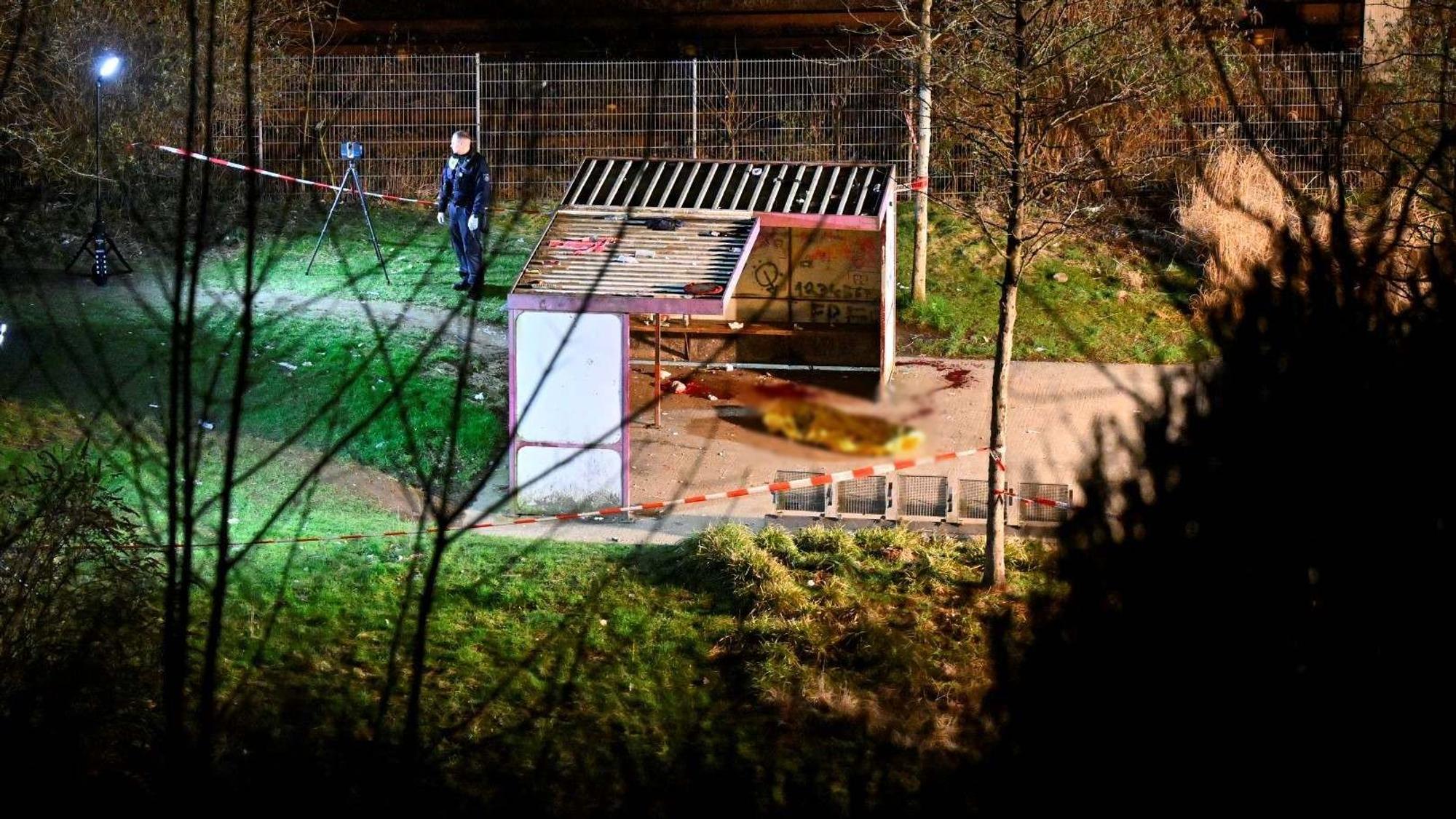 Der abgesperrte Tatort am Trinkerbüdchen am Gummersbacher Busbahnhof.