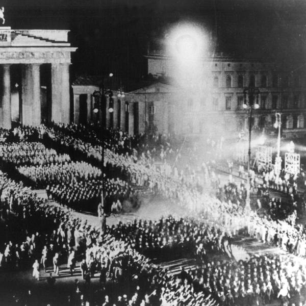 ARCHIV - Für einen NS-Film nachgestellte Szene des Fackelzugs der SA durch das Brandenburger Tor, mit dem die Nationalsozialisten am 30.01.1933 die Machtübernahme feierten (Archivbild vom Sommer 1933). Der Reichspräsident und Generalfeldmarschall Paul von Hindenburg hatte zuvor Adolf Hitler, den Führer der NSDAP, zum Reichskanzler ernannt. Foto: dpa (zu dpa-Themenpaket 75 Jahre NS-Machtübernahme) +++ dpa-Bildfunk +++