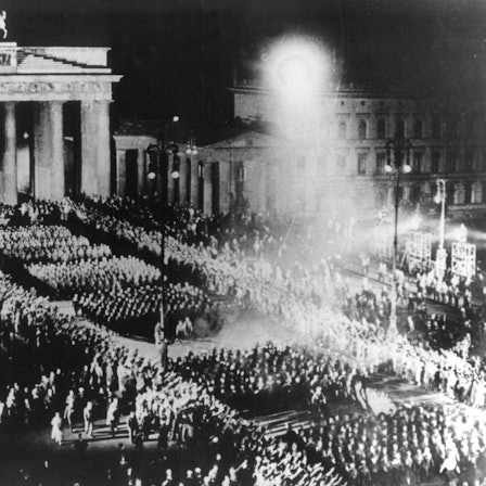 ARCHIV - Für einen NS-Film nachgestellte Szene des Fackelzugs der SA durch das Brandenburger Tor, mit dem die Nationalsozialisten am 30.01.1933 die Machtübernahme feierten (Archivbild vom Sommer 1933). Der Reichspräsident und Generalfeldmarschall Paul von Hindenburg hatte zuvor Adolf Hitler, den Führer der NSDAP, zum Reichskanzler ernannt. Foto: dpa (zu dpa-Themenpaket 75 Jahre NS-Machtübernahme) +++ dpa-Bildfunk +++