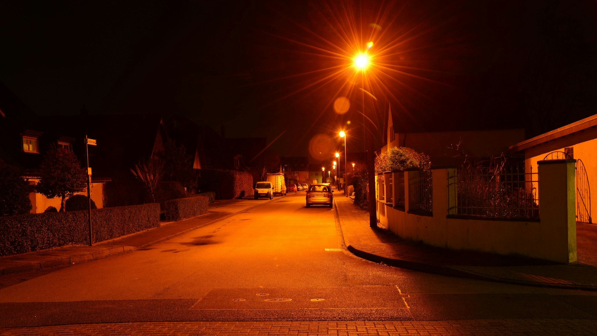 Das Bild zeigt einen Einblick in den Rotdornweg in Weilerswist. Die Straßenlaternen strahlen hell.