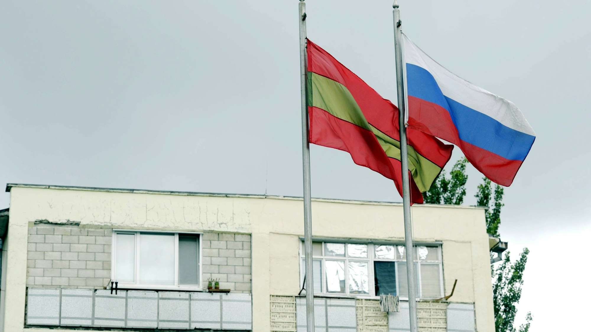 Moldau, Tiraspol: Russische und transnistrische Flaggen wehen vor einem Gebäude. Die prorussischen Machthaber der abtrünnigen Region Transnistrien in der Republik Moldau haben Medienberichten zufolge Russland um «Schutz» gebeten.
