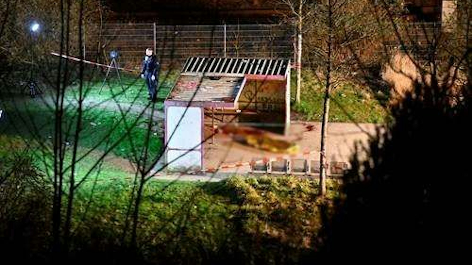 Das Unterstellhäuschen am Rande des Busbahnhofs.