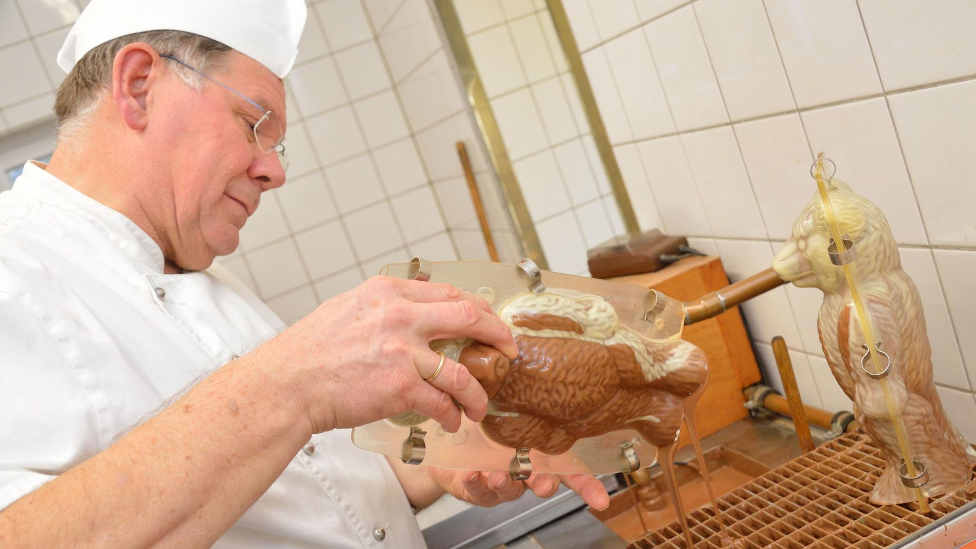 Konditormeister Hermann Kroppenberg bei der Herstellung einer Schokoladenfigur. (Archivbild)