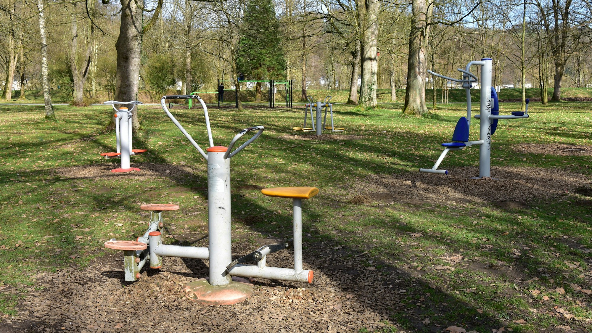 An fünf Fitnessgeräten kann man im beschaulichen Siegpark in Eitorf Leibesertüchtigungen durchführen.