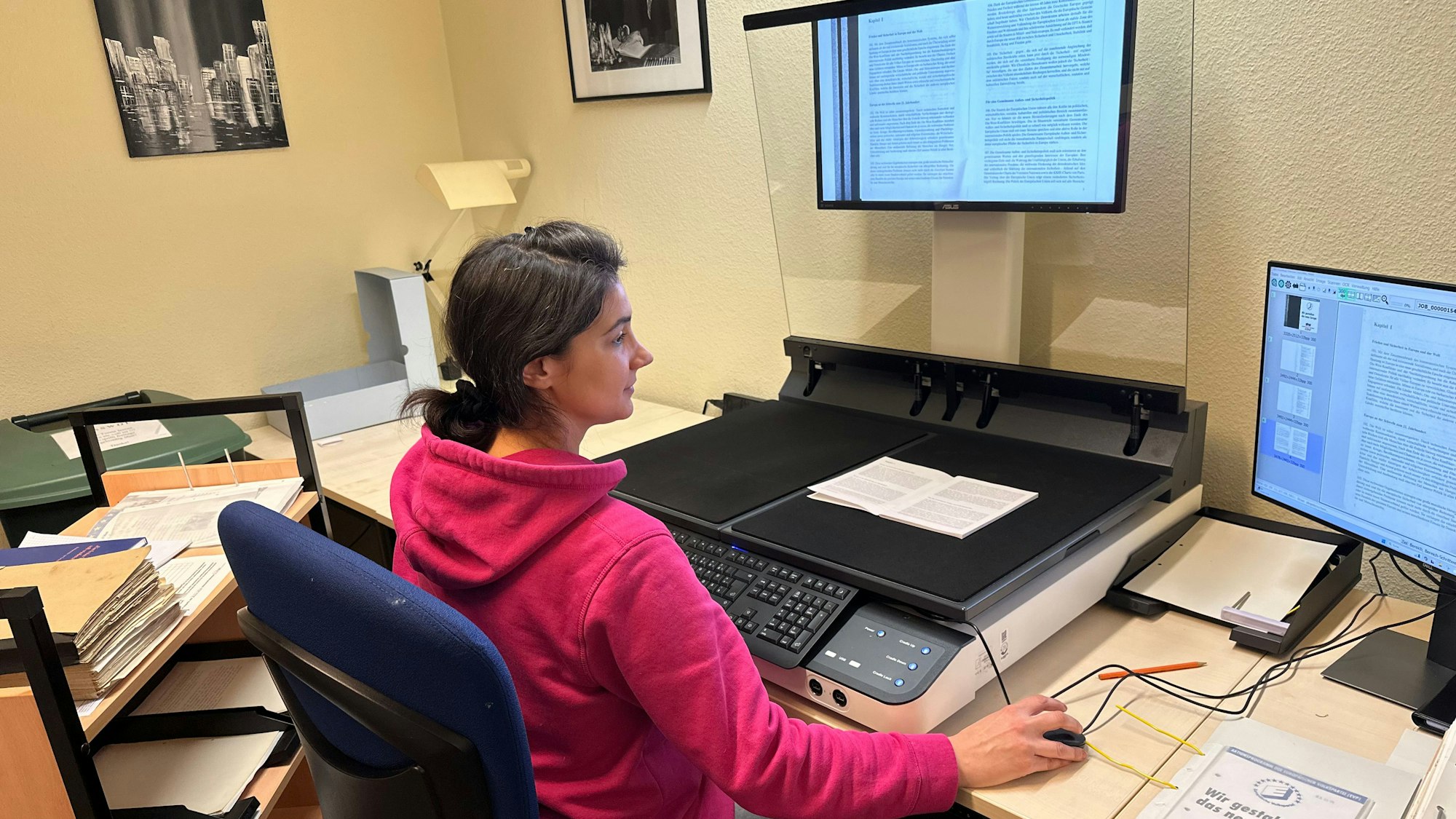Gülay Genc ist Sachbearbeiterin Digitalisierung Schriftgutarchiv