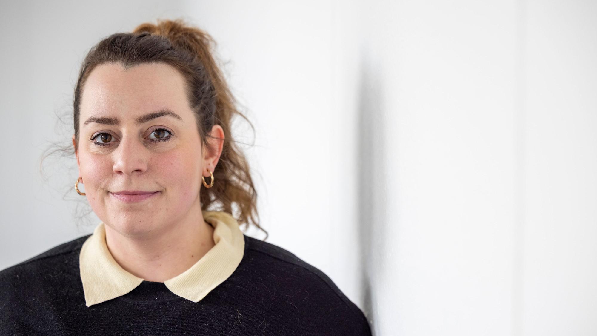 Anna Di Biase nimmt den Podcast „Hallo Danke Ja“ auf.