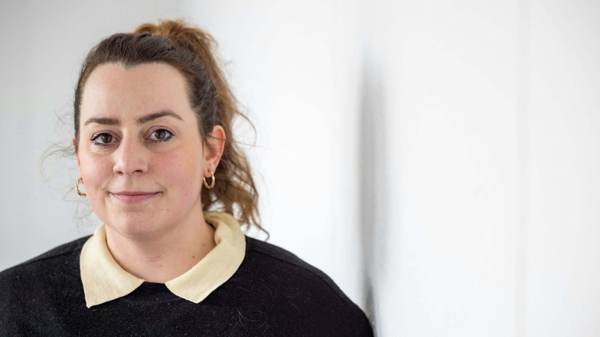 Anna Di Biase nimmt den Podcast „Hallo Danke Ja“ auf.