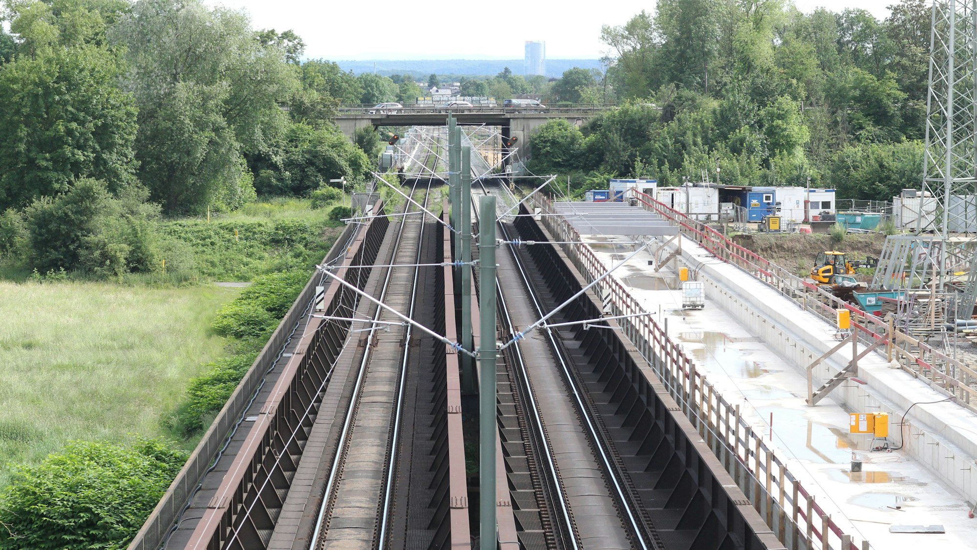 Ausbau S13: Blick auf die Bahnstrecke in Richtung Süden von Hütte nach Menden von der Brücke Mendener Straße Bahn Zug Gleise