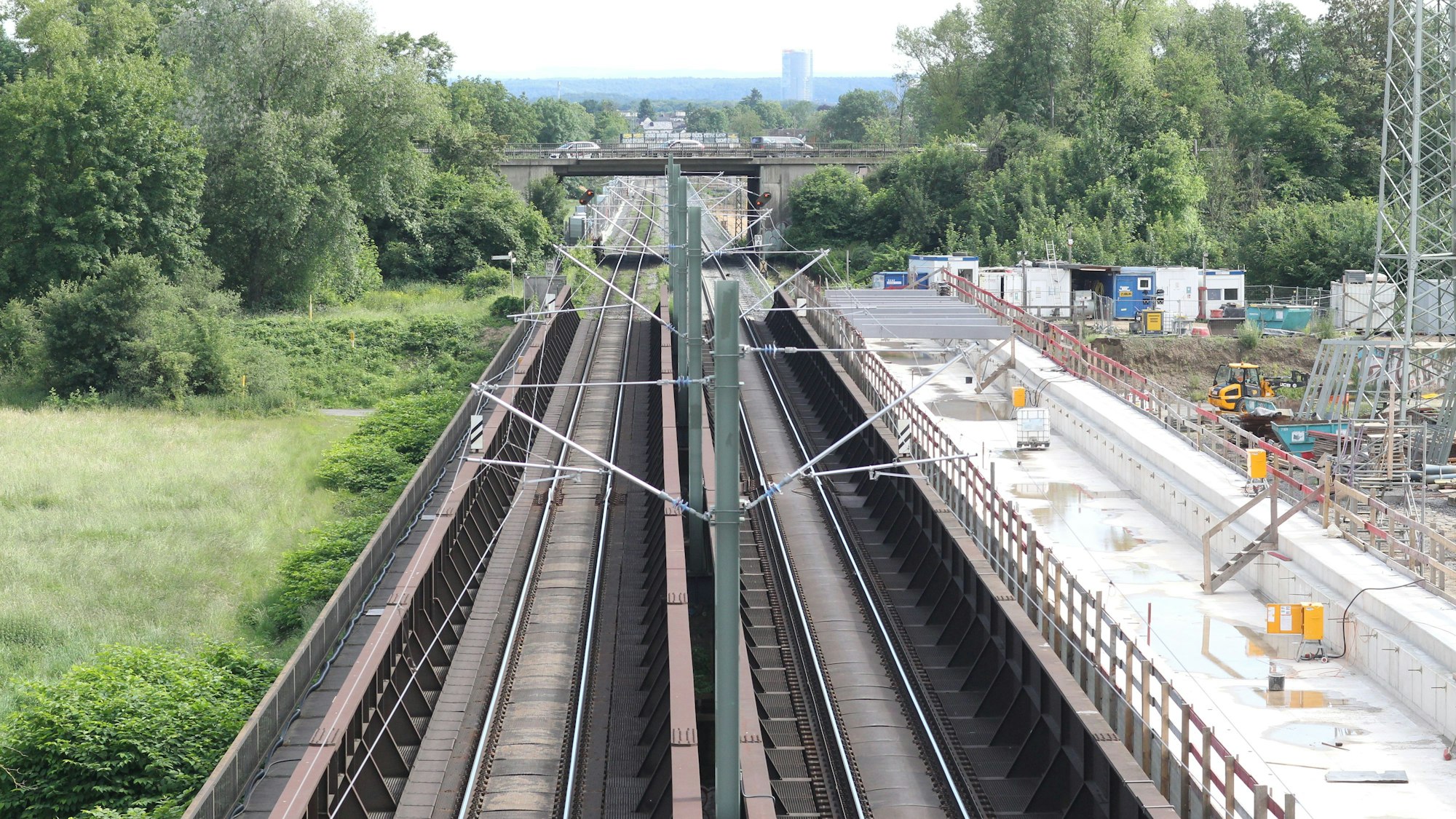 Eine Eisenbahnbaustelle: Zwei Schienentrassen sind fertig, eine dritte im Bau.