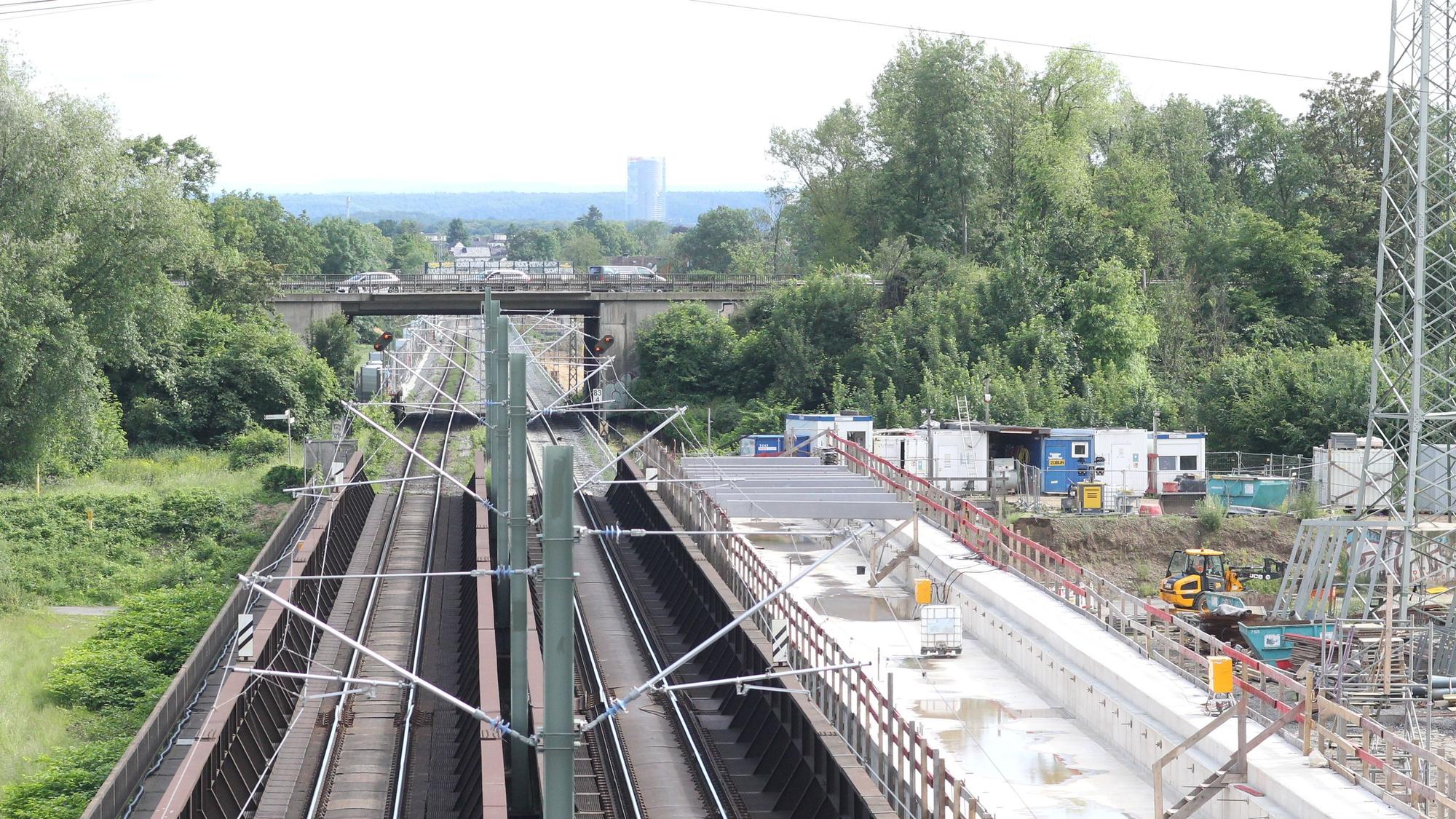 Das Bild zeigt die Bauarbeiten an der Bahnstrecke zwischen Troisdorf und Bonn-Oberkassel.