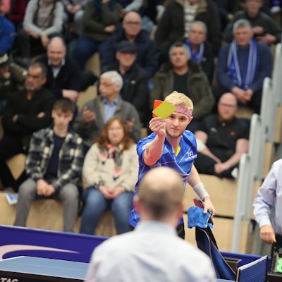 Bergneustadts Romain Ruiz hält dem Schiedsrichter die Gelb-Rote Karte entgegen.