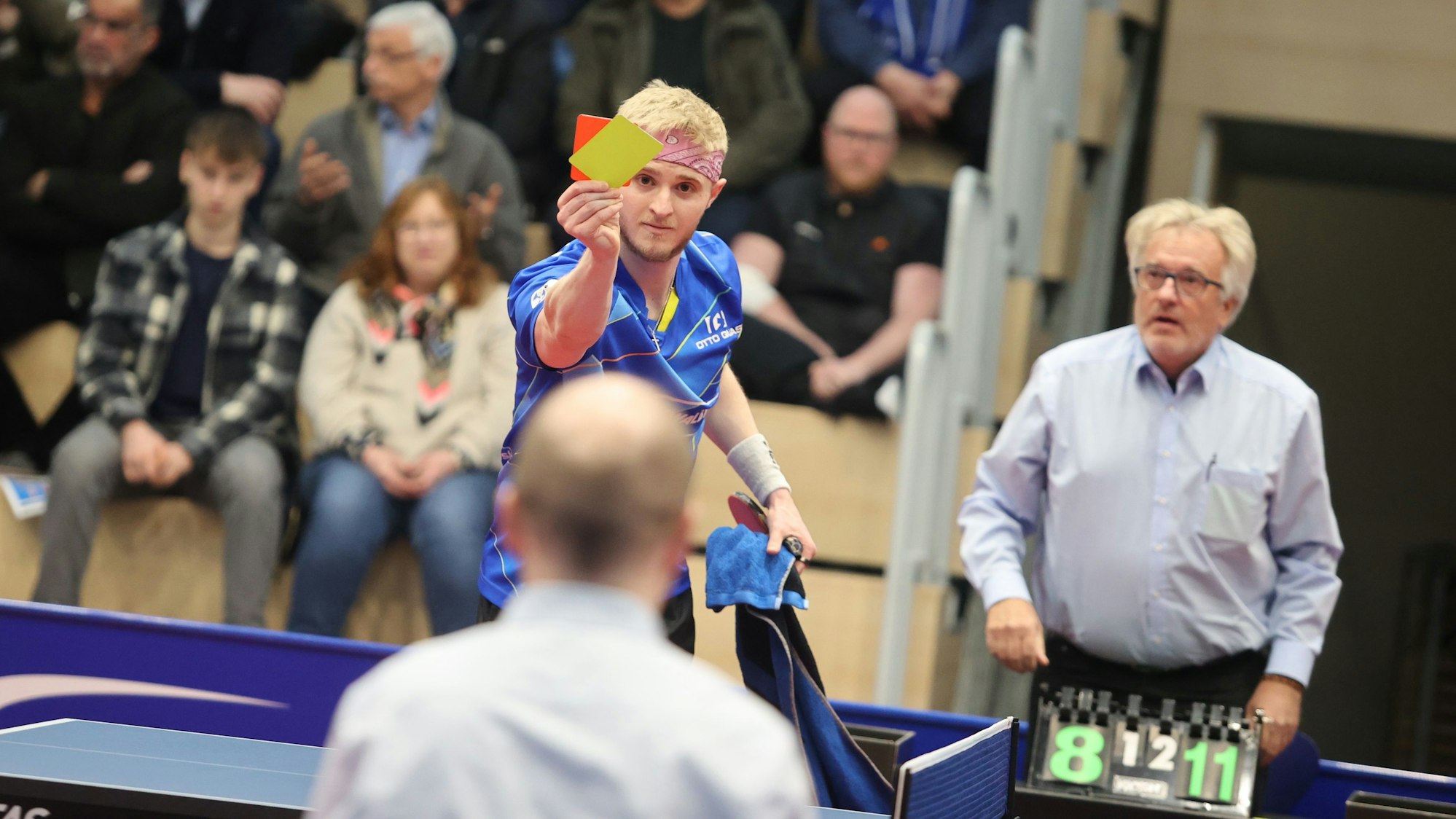 Bergneustadts Romain Ruiz hält dem Schiedsrichter die Gelb-Rote Karte entgegen.