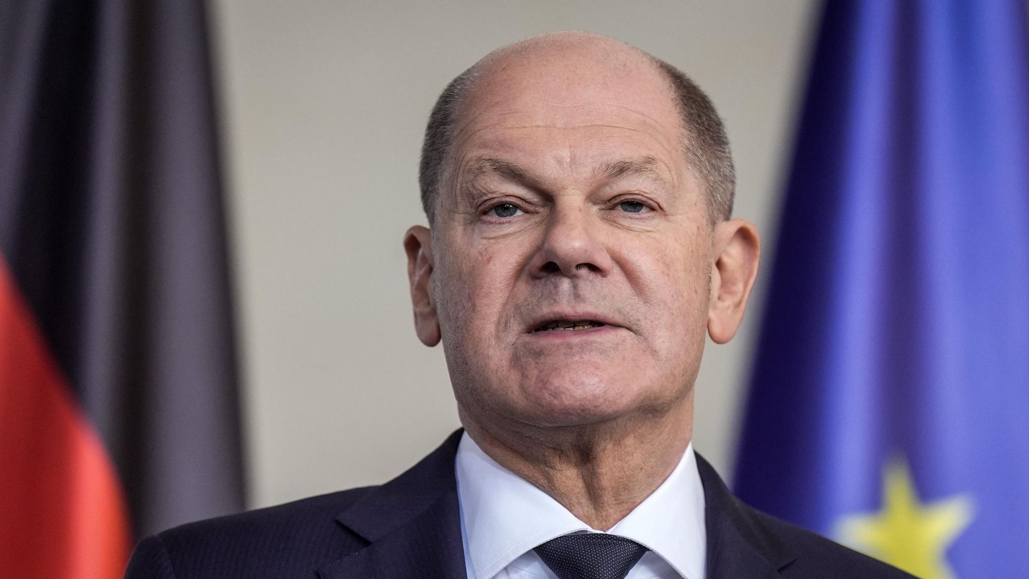 ARCHIV - 16.02.2024, Berlin: Bundeskanzler Olaf Scholz (SPD) nimmt an einer Pressekonferenz nach dem Treffen mit dem ukrainischen Präsidenten Selenskyj im Bundeskanzleramt teil. (zu dpa: «Scholz für Privataudienz bei Papst Franziskus im Vatikan») Foto: Michael Kappeler/dpa +++ dpa-Bildfunk +++