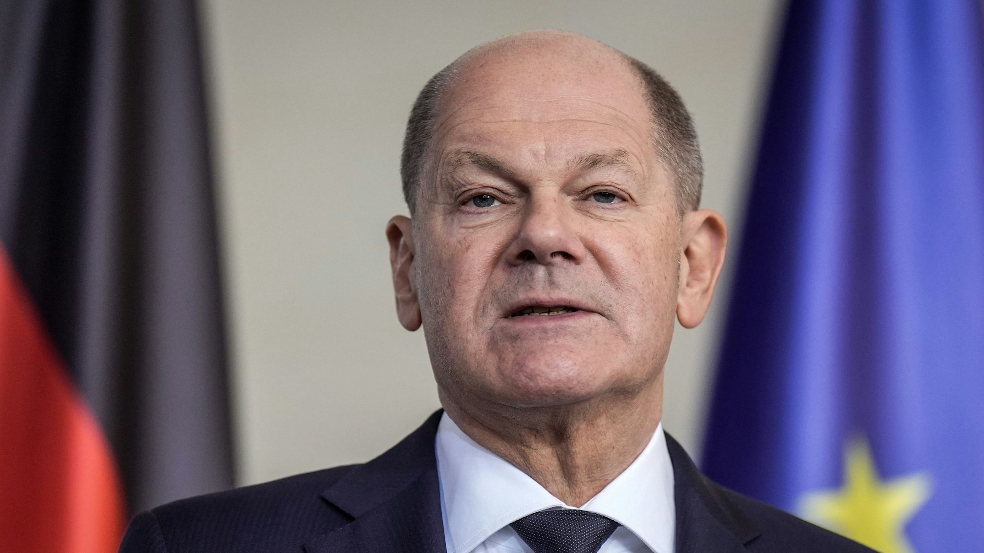 ARCHIV - 16.02.2024, Berlin: Bundeskanzler Olaf Scholz (SPD) nimmt an einer Pressekonferenz nach dem Treffen mit dem ukrainischen Präsidenten Selenskyj im Bundeskanzleramt teil. (zu dpa: «Scholz für Privataudienz bei Papst Franziskus im Vatikan») Foto: Michael Kappeler/dpa +++ dpa-Bildfunk +++