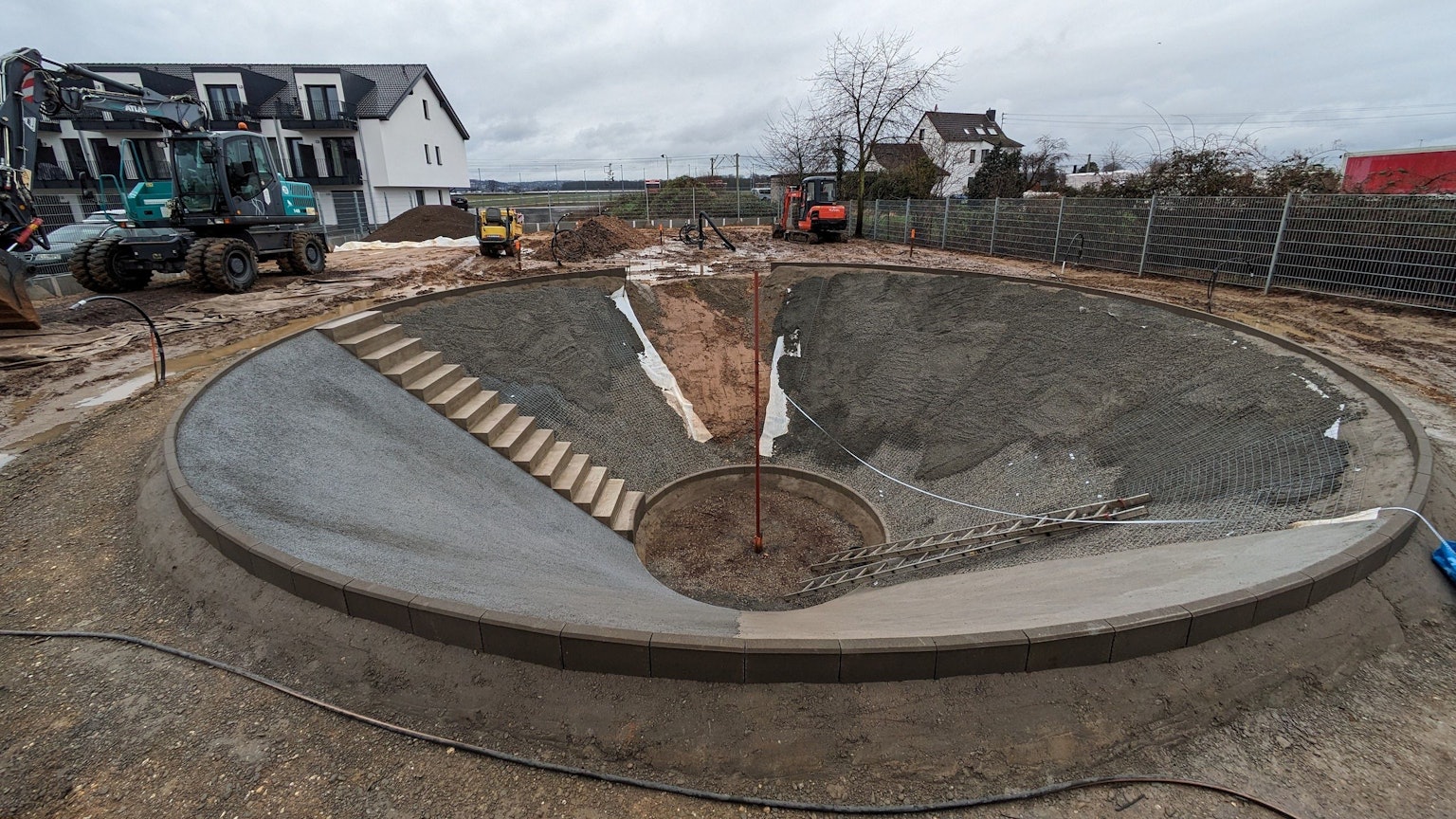 Wie ein großer Krater präsentiert sich aktuell die spätere Rutschenlandschaft auf dem Pausenhof der Uedorfer Verbundschule. Foto: Frank Engel-Strebel