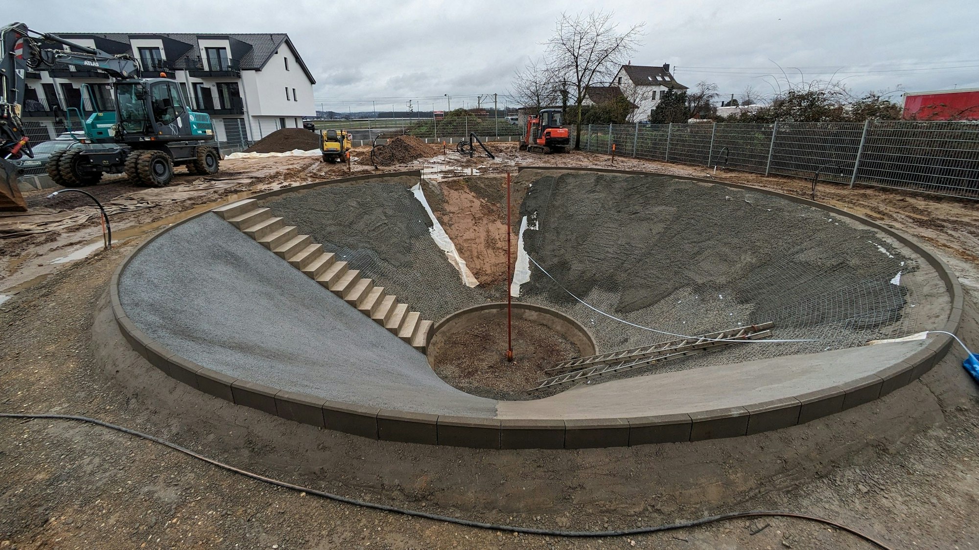 Wie ein großer Krater präsentiert sich aktuell die spätere Rutschenlandschaft auf dem Pausenhof der Uedorfer Verbundschule. Foto: Frank Engel-Strebel