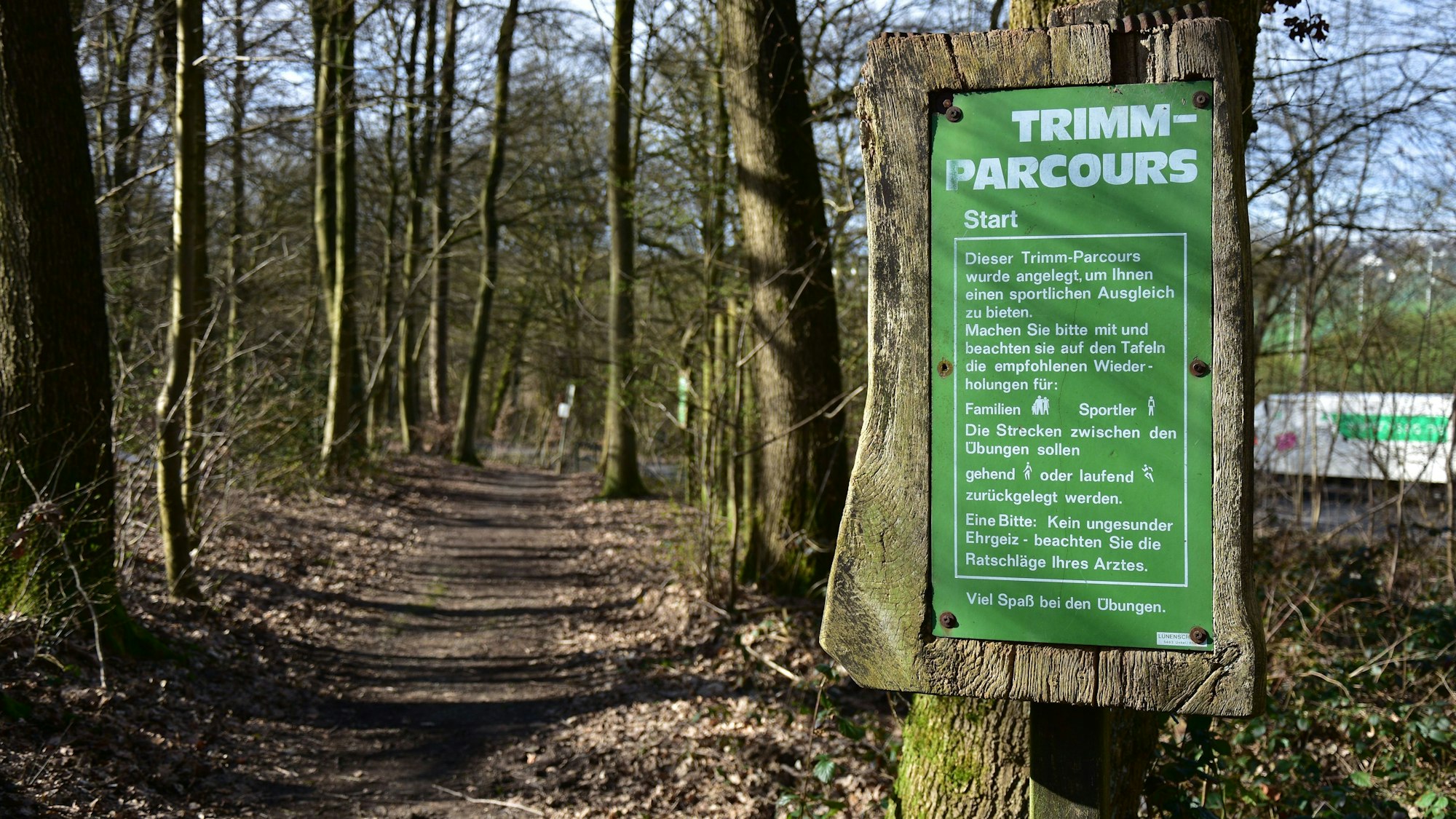 Auf einem 1,4 Kilometer langen Rundweg zwischen B56 und Sportplatz erwarten einen 13 anspruchsvolle Fitnessaufgaben.