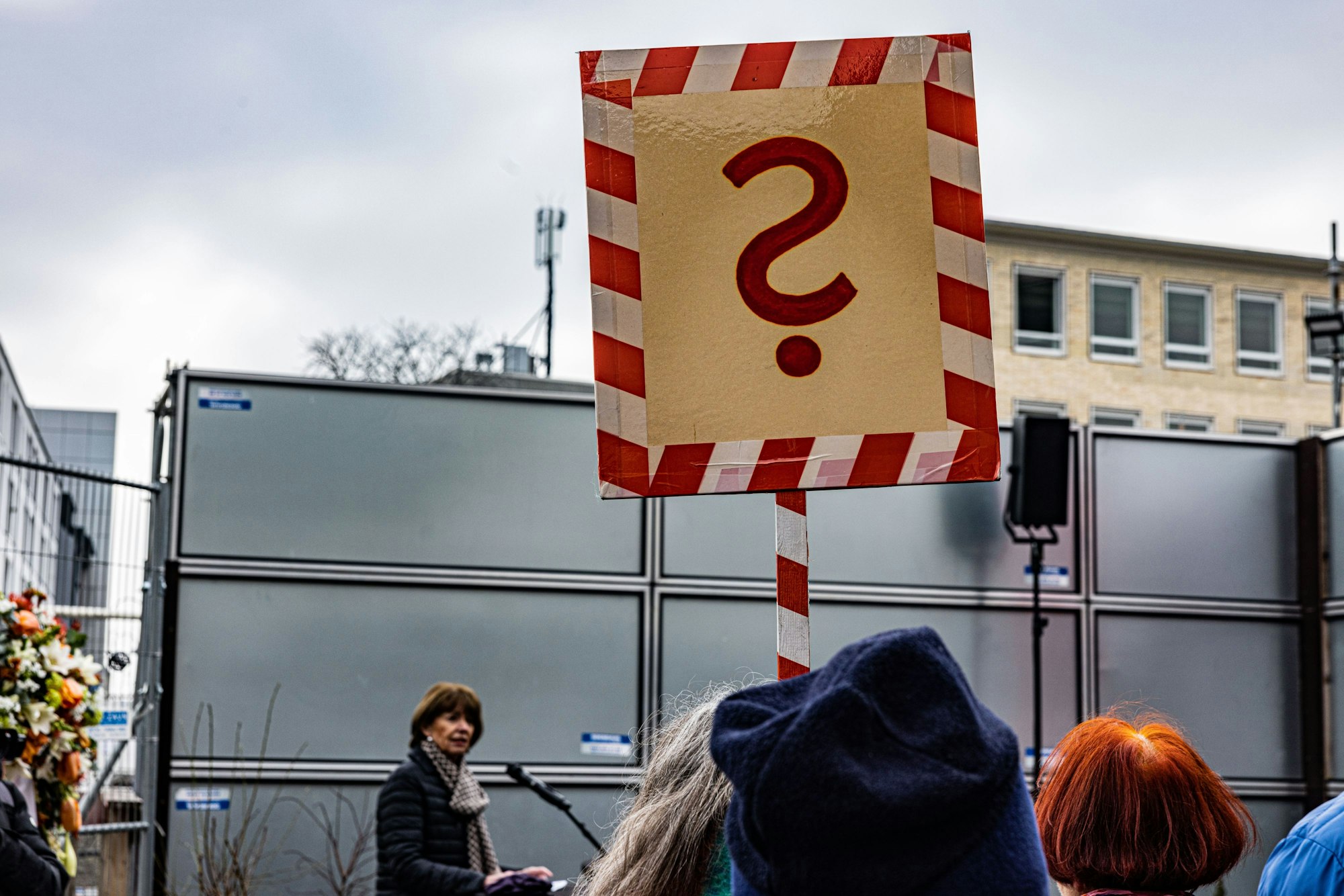 Am Gedenktag im Jahr 2023 hatte Kölns OB Henriette Reker versprochen, in einem Jahr mehr Fragen beantworten zu können.