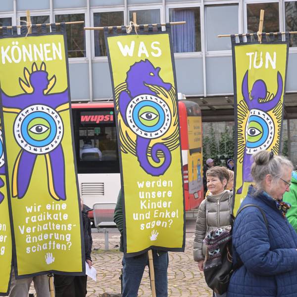 Das Foto zeigt Aktionen beim Klimastreik im März 2024 in Bergisch Gladbach.