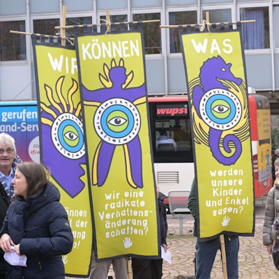 Das Foto zeigt Aktionen beim Klimastreik im März 2024 in Bergisch Gladbach.