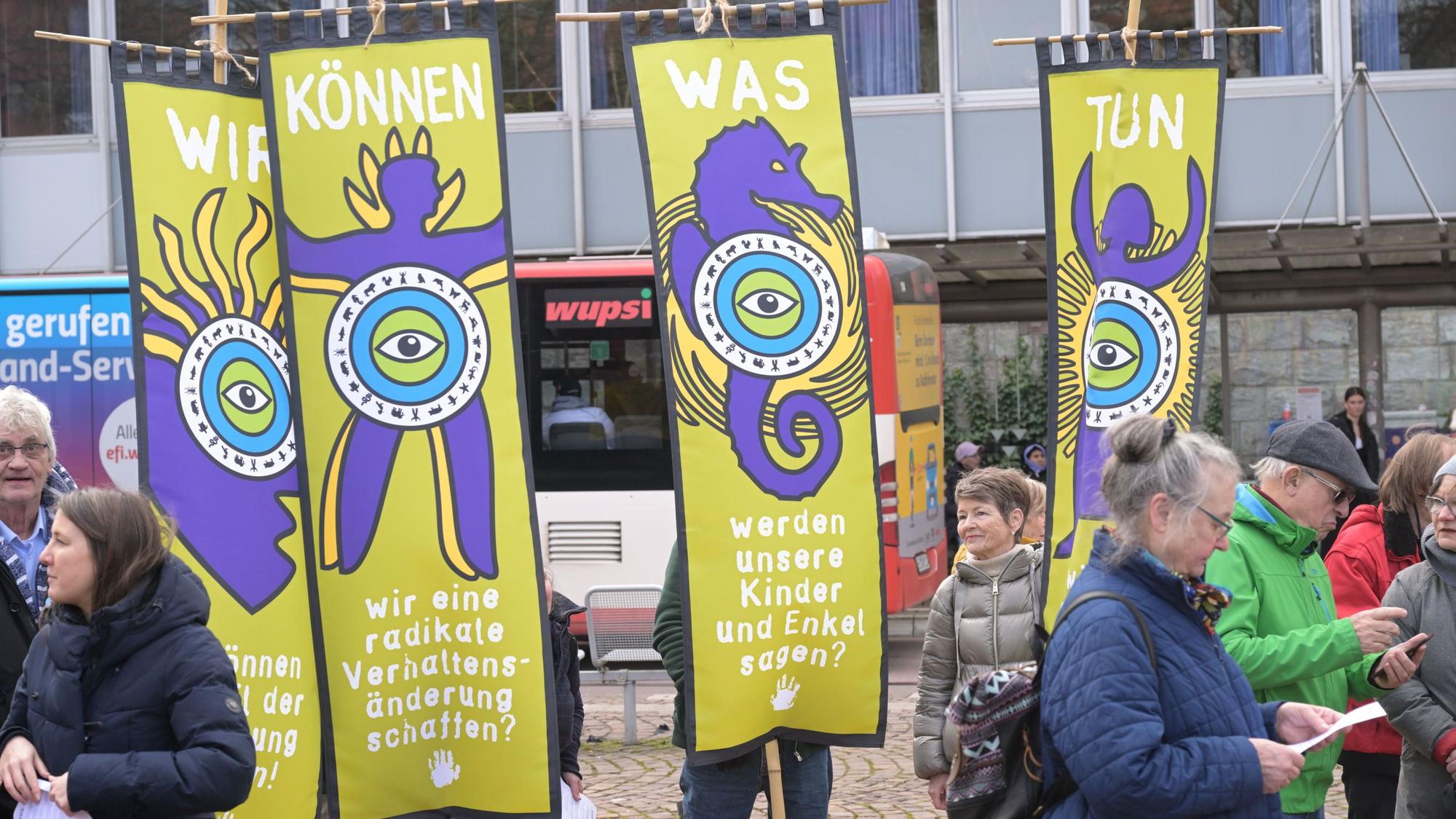 Das Foto zeigt Teilnehmer des Klimastreiks in Bergisch Gladbach.