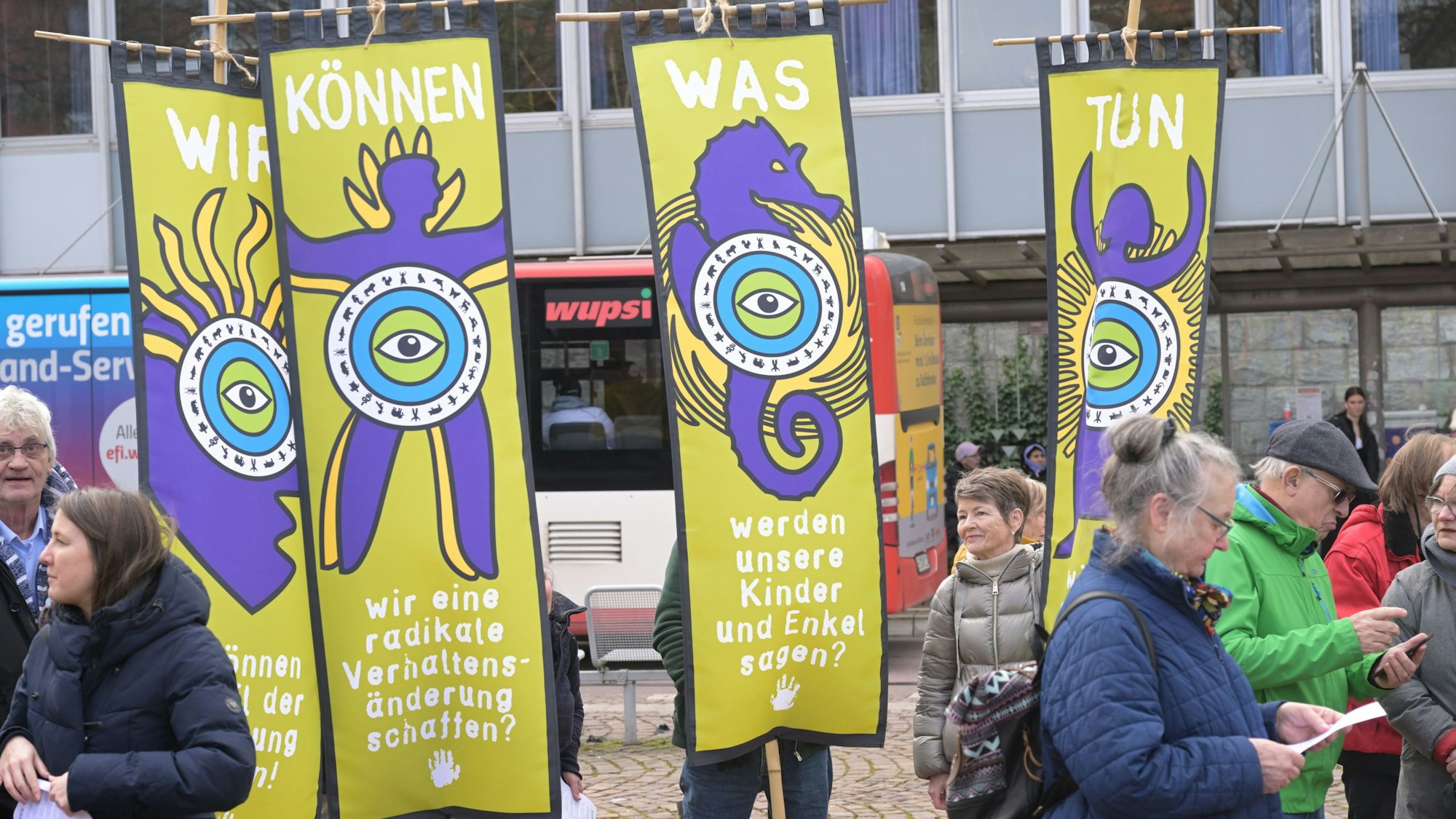 Das Foto zeigt Aktionen beim Klimastreik im März 2024 in Bergisch Gladbach.