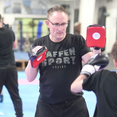 Vorsitzender Jörn Eßer beim Training mit den Kindern.