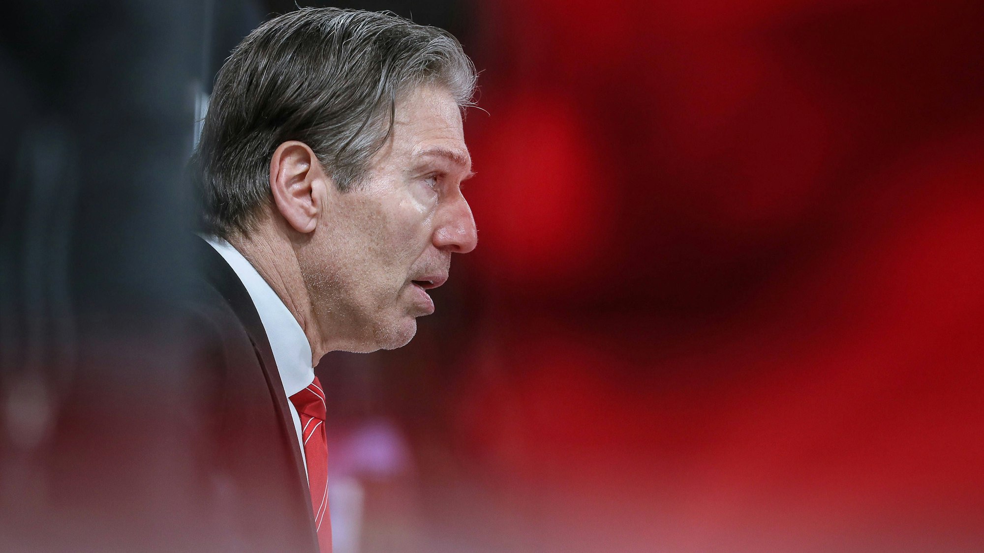 Kein schöner Abend: Haie-Trainer Uwe Krupp musste in Wolfsburg die nächste Niederlage mitansehen.