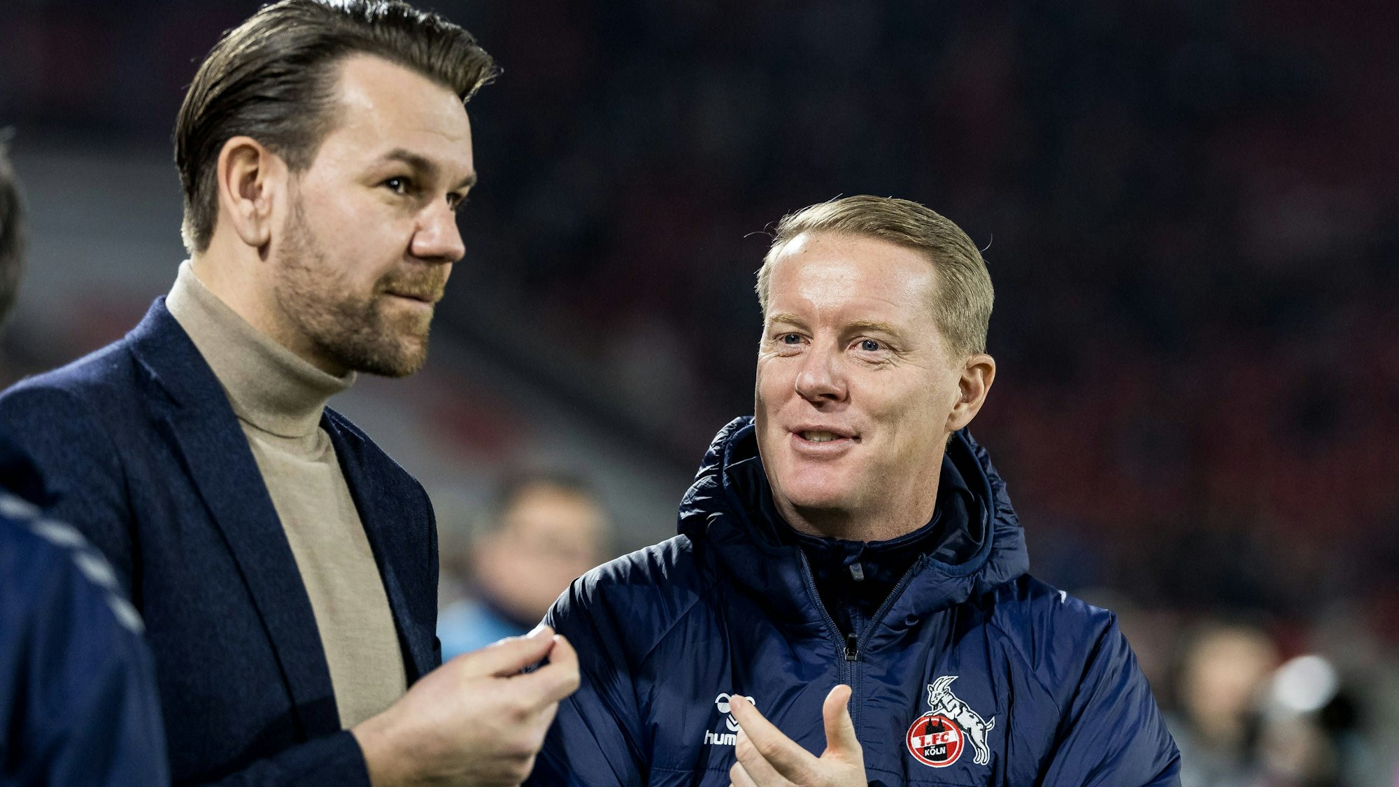 Thomas Kessler 1. FC Köln Leiter der Lizenzspielerabteilung und Trainer Timo Schultz (r.) unterhalten sich.