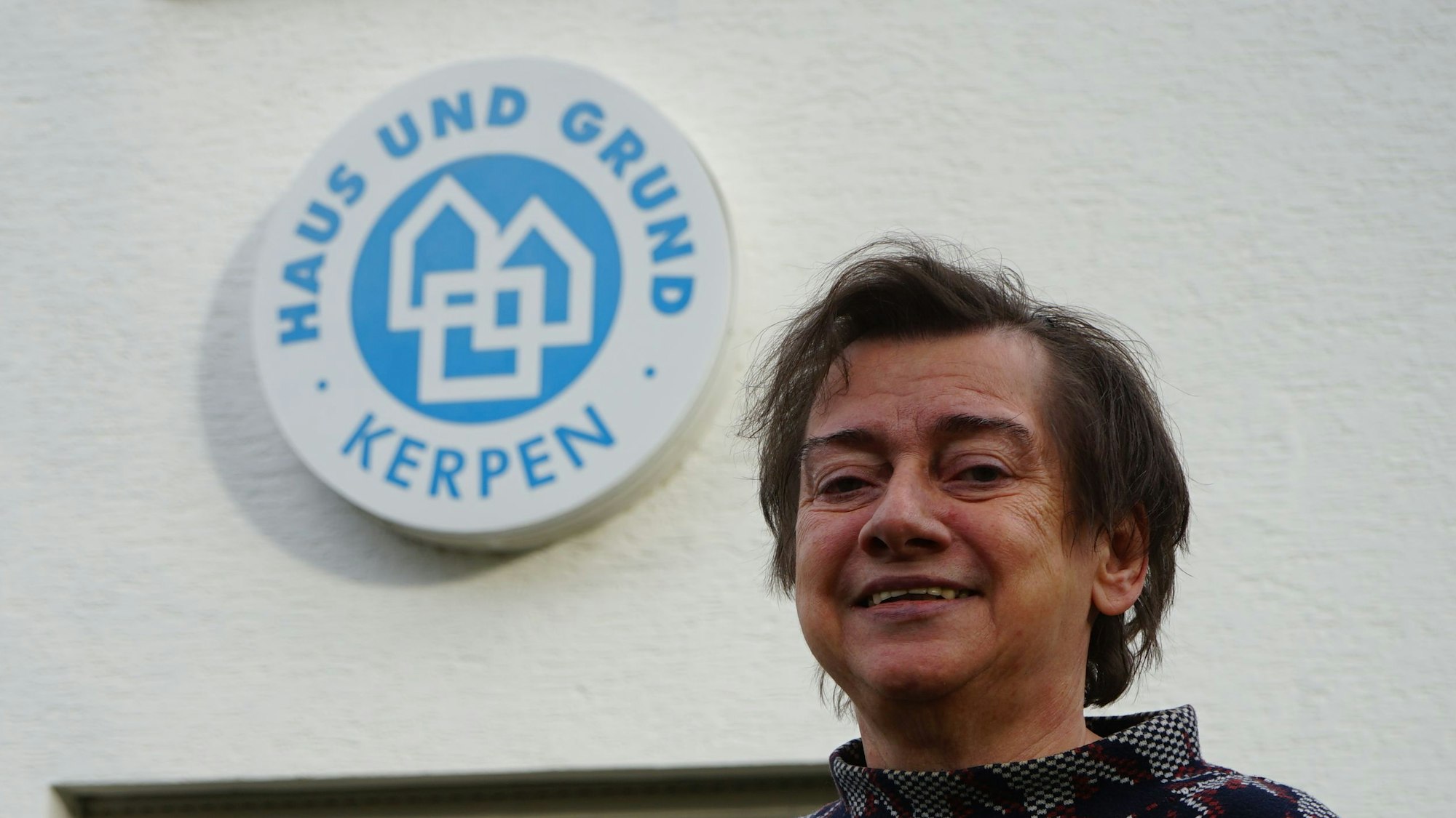 Luzie Pingen vor dem Logo von Haus und Grund Kerpen.