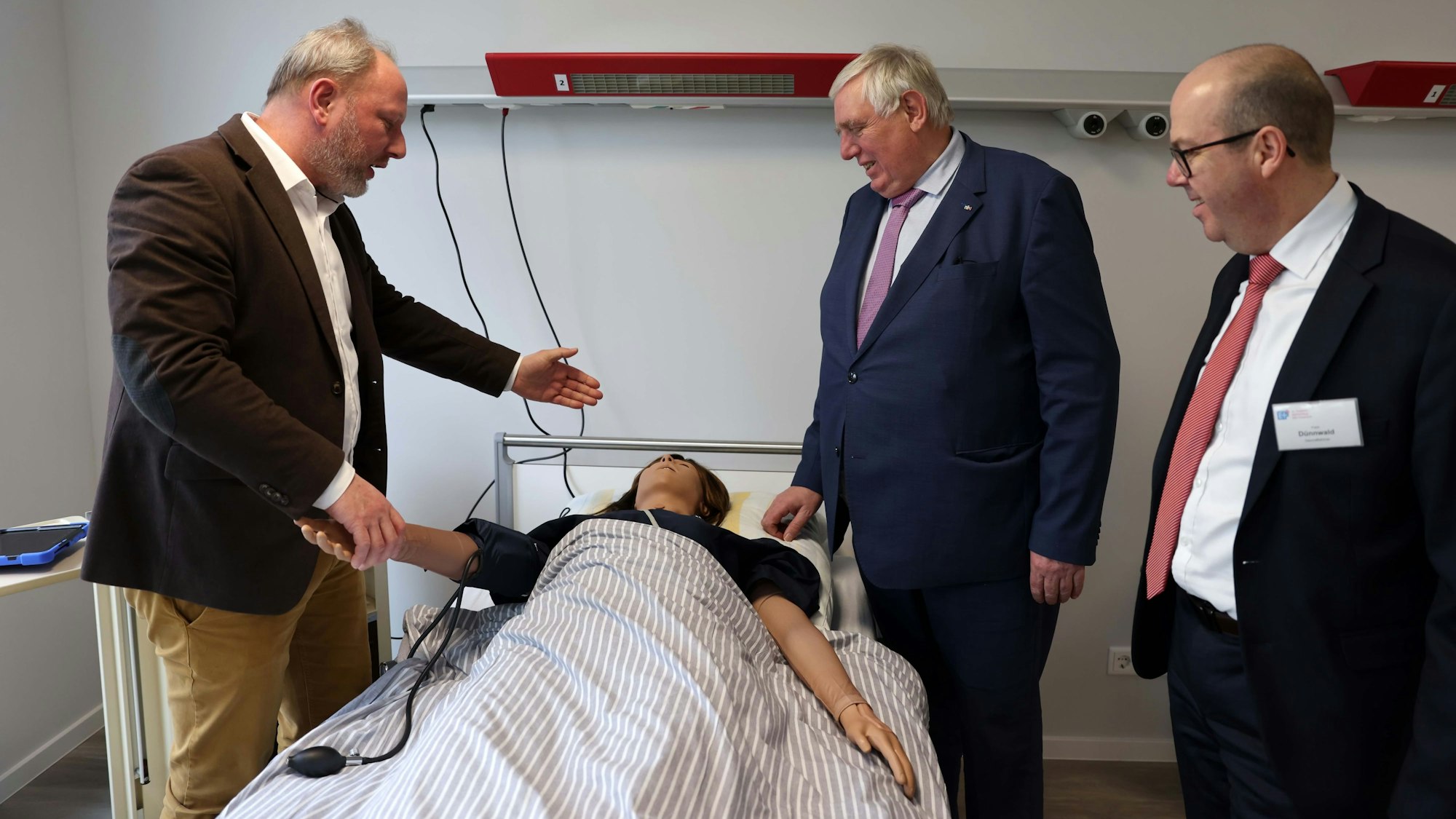 Pflegesituationen erklärt im Bildungszentrum Sven Svensson NRW-Minister Karl-Josef Laumann und Frank Dünnwald (v.l.).