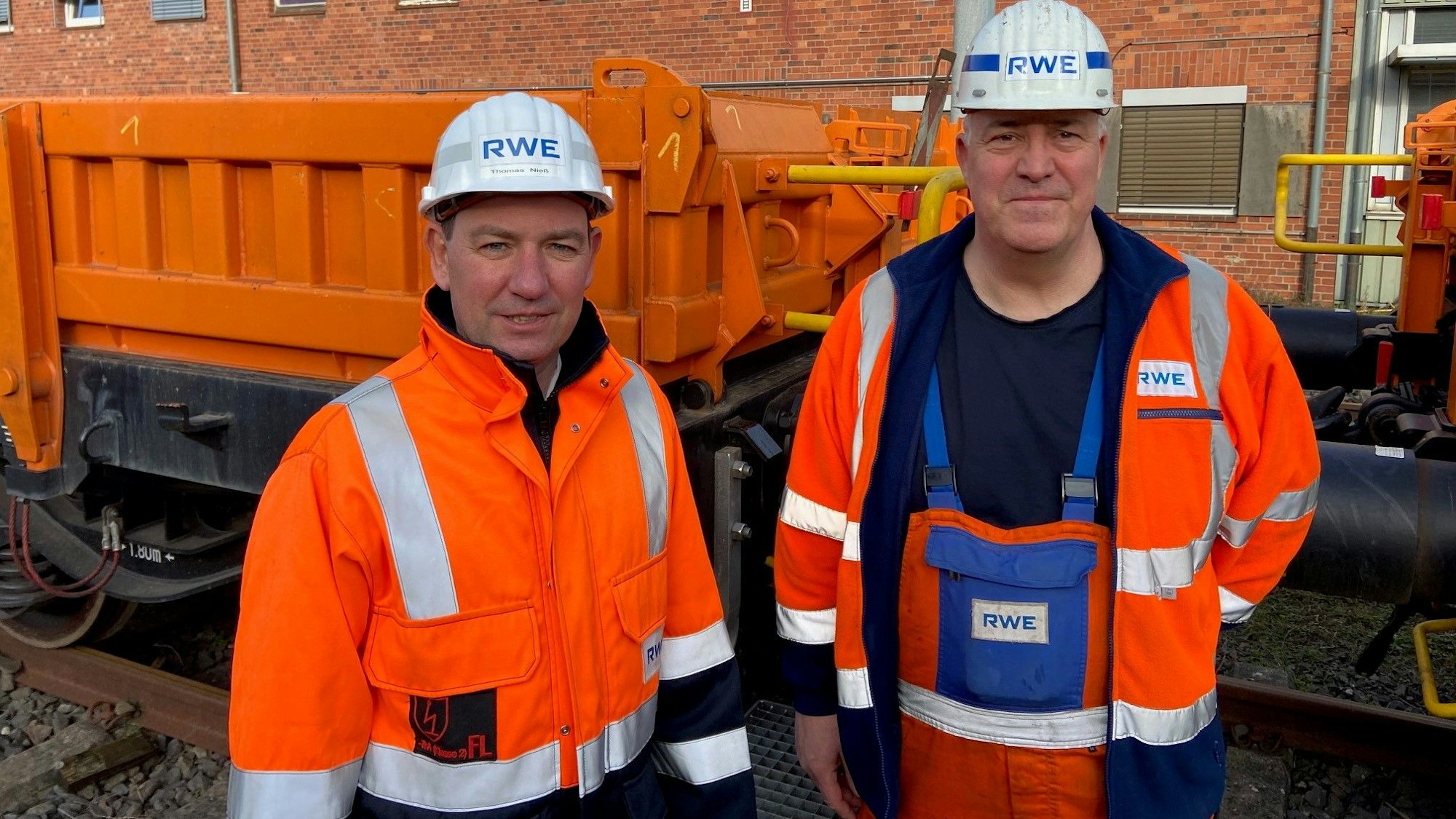 Auf dem Bild sind zwei Angestellte der Werkstatt zu sehen