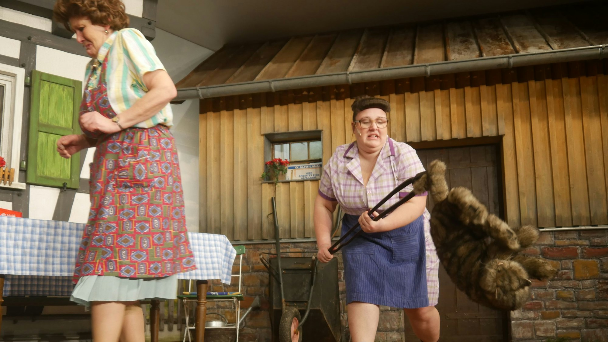 Hobbybühne Hurst
Wohin mit dem toten Peterle von Wirtin Müller? Magd Liesel (Lisa Gelhausen) packt kräftig zu