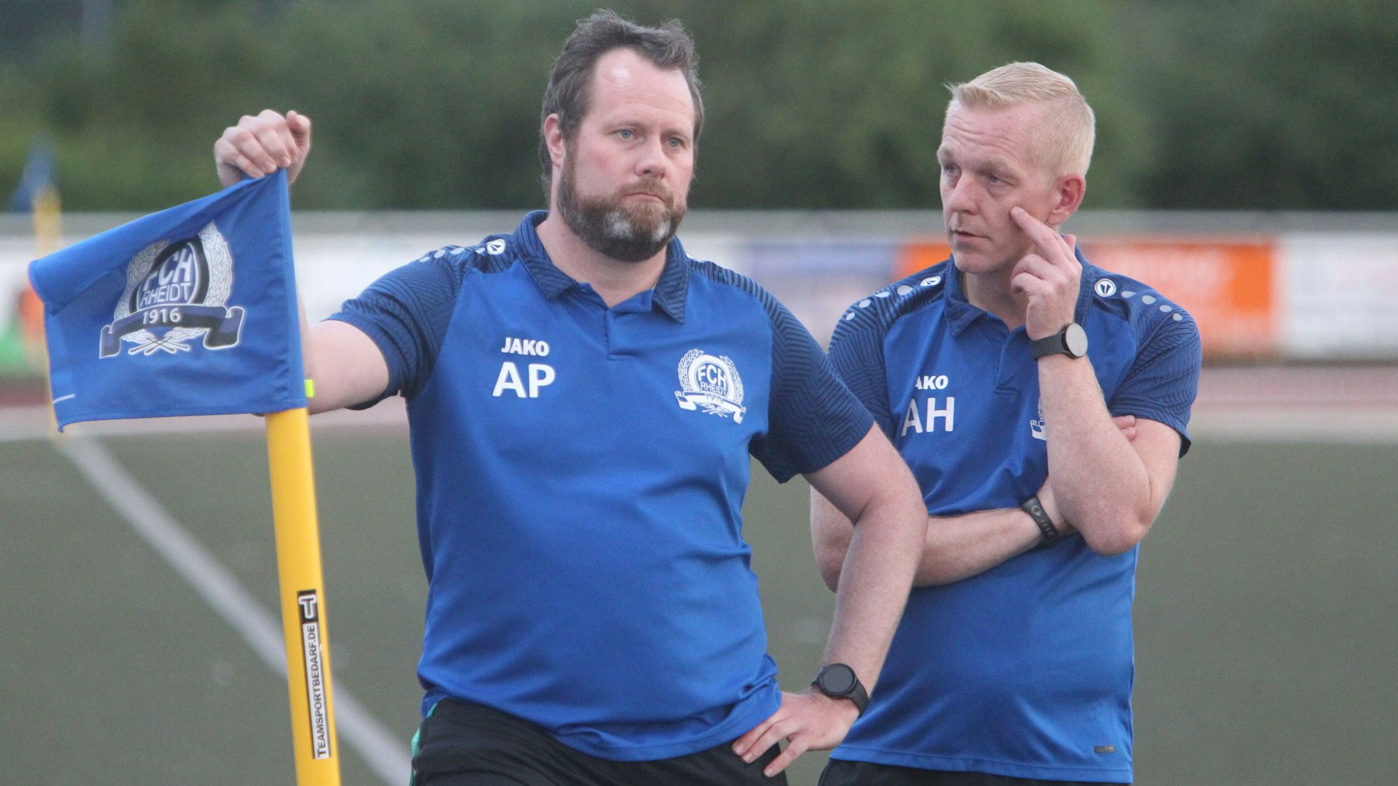 Hertha-Trainer André Pieperiet (links) muss bis zum Saisonende auf seine Nummer eins verzichten.
