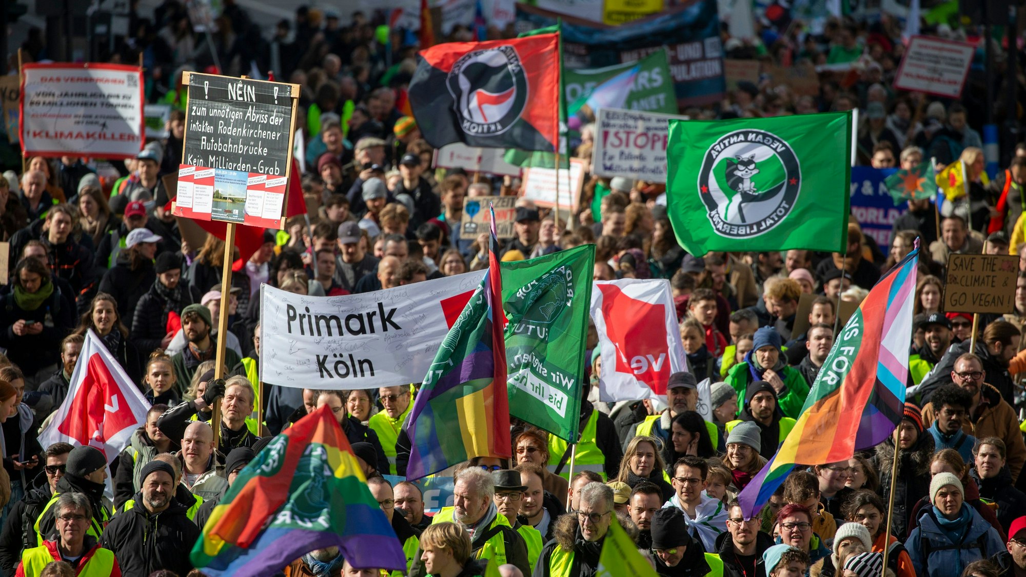 Am Freitag findet ein bundesweiter PNV-Warnstreik von Verdi in Kooperation mit Fridays for Future unter der Motto #Wirfahrenzusammen statt.