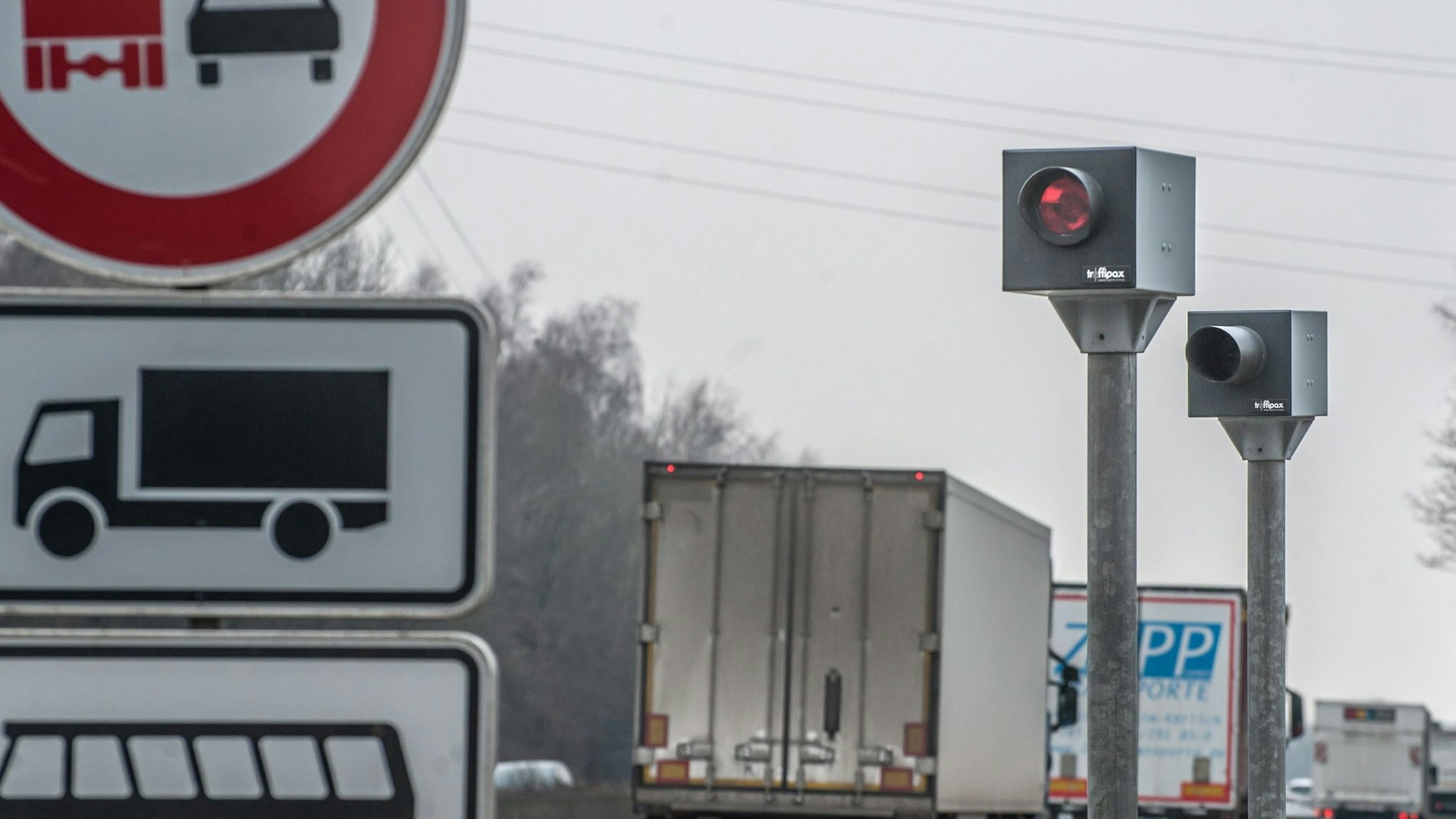 A1 Blitzanlage Geschwindigkeitsmessanlage Blitzer Radargerät Foto: Ralf Krieger