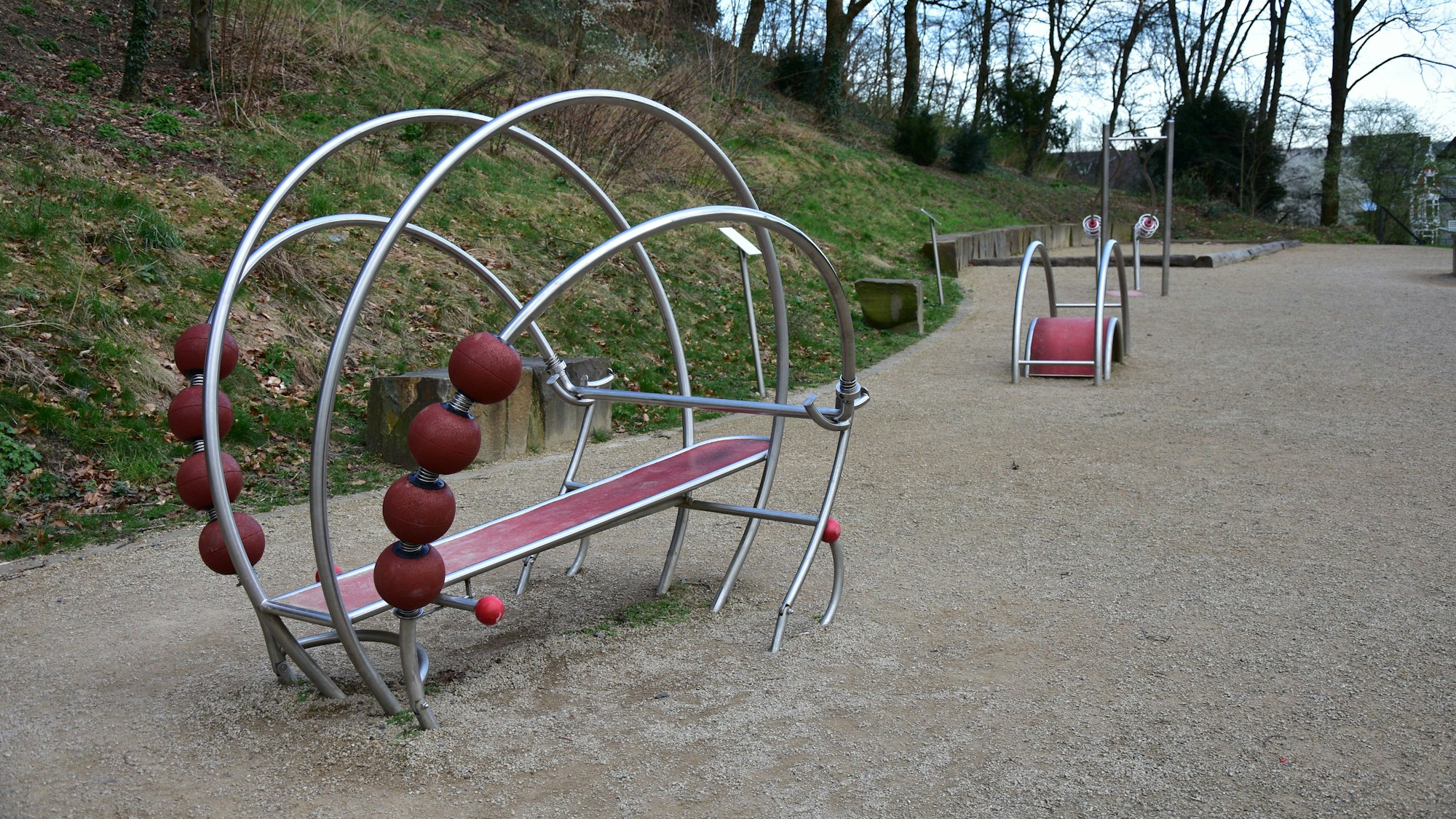 Hinter dem Spielplatz am Siegburger Michaelsberg kann man sich etwa mit Bankdrücken (links) fit halten.