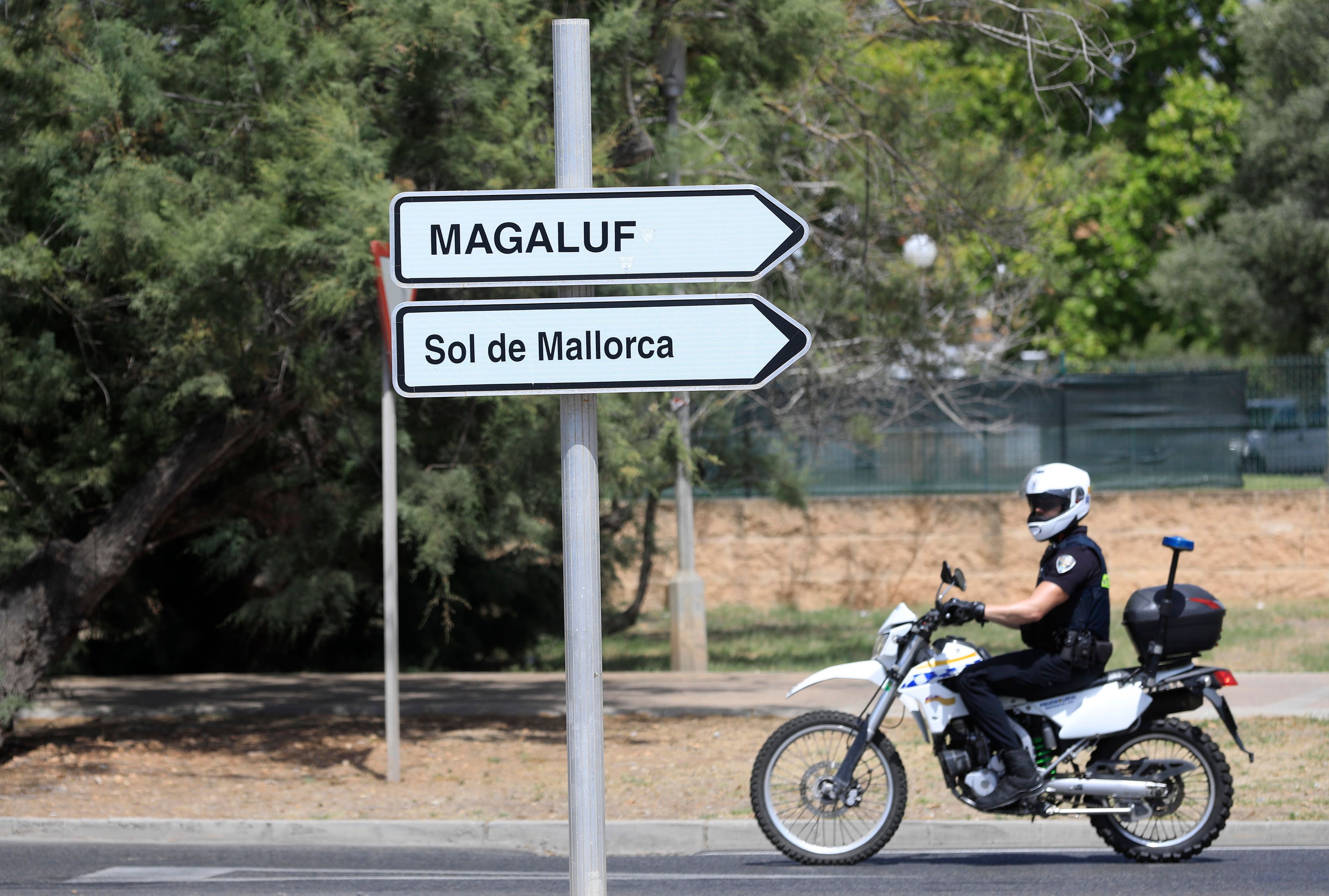 Ein Polizist, der auf einem Motorrad fährt.