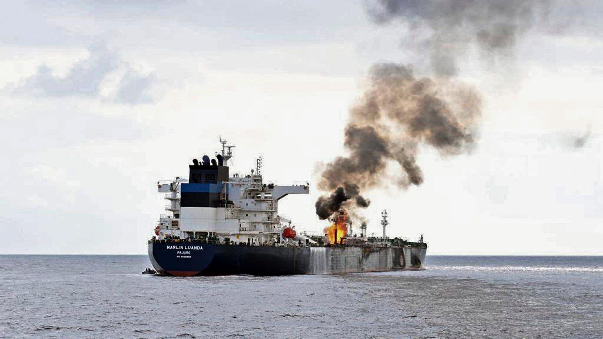 Der Öltanker "Marlin Luanda" brennt nach einem Angriff im Roten Meer.