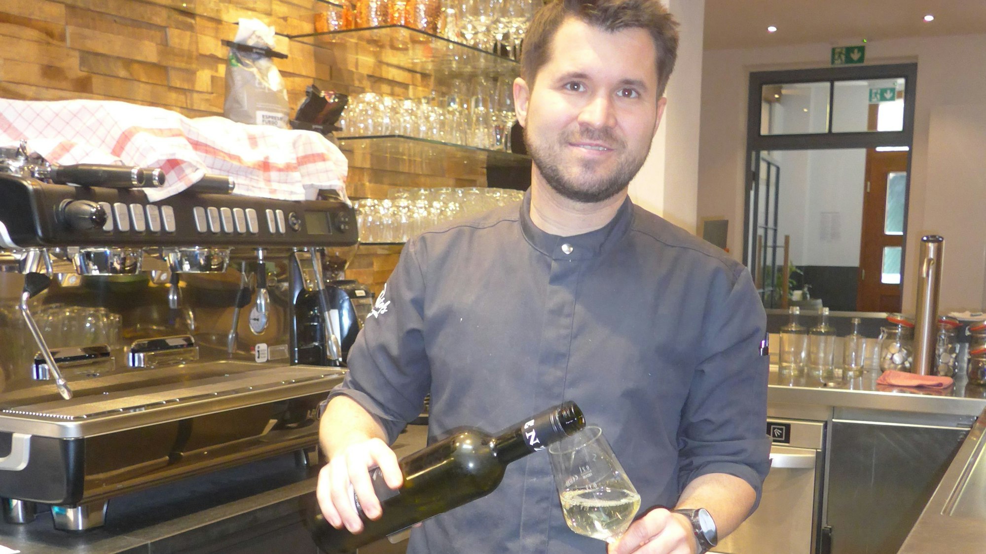 Christof Hölscher hat 2022 in Alt Kaster sein eigenes Restaurant eröffnet