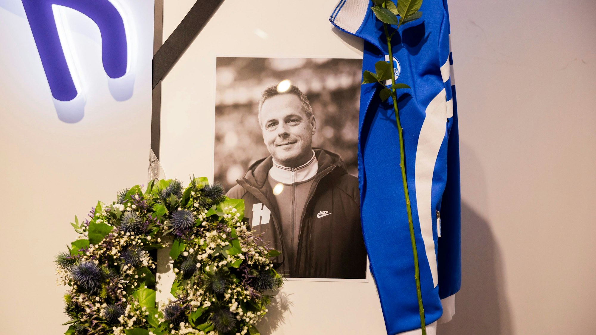 Mit einem Bild wird im Hertha-BSC-Fan-Shop der Vereins-Geschäftsstelle dem verstorbenen Vereinspräsidenten Kay Bernstein gedacht.