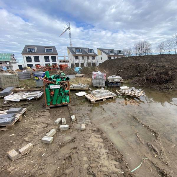 Zu sehen ist das Neubaugebiet als Baustelle, im Hintergrund Häuser.