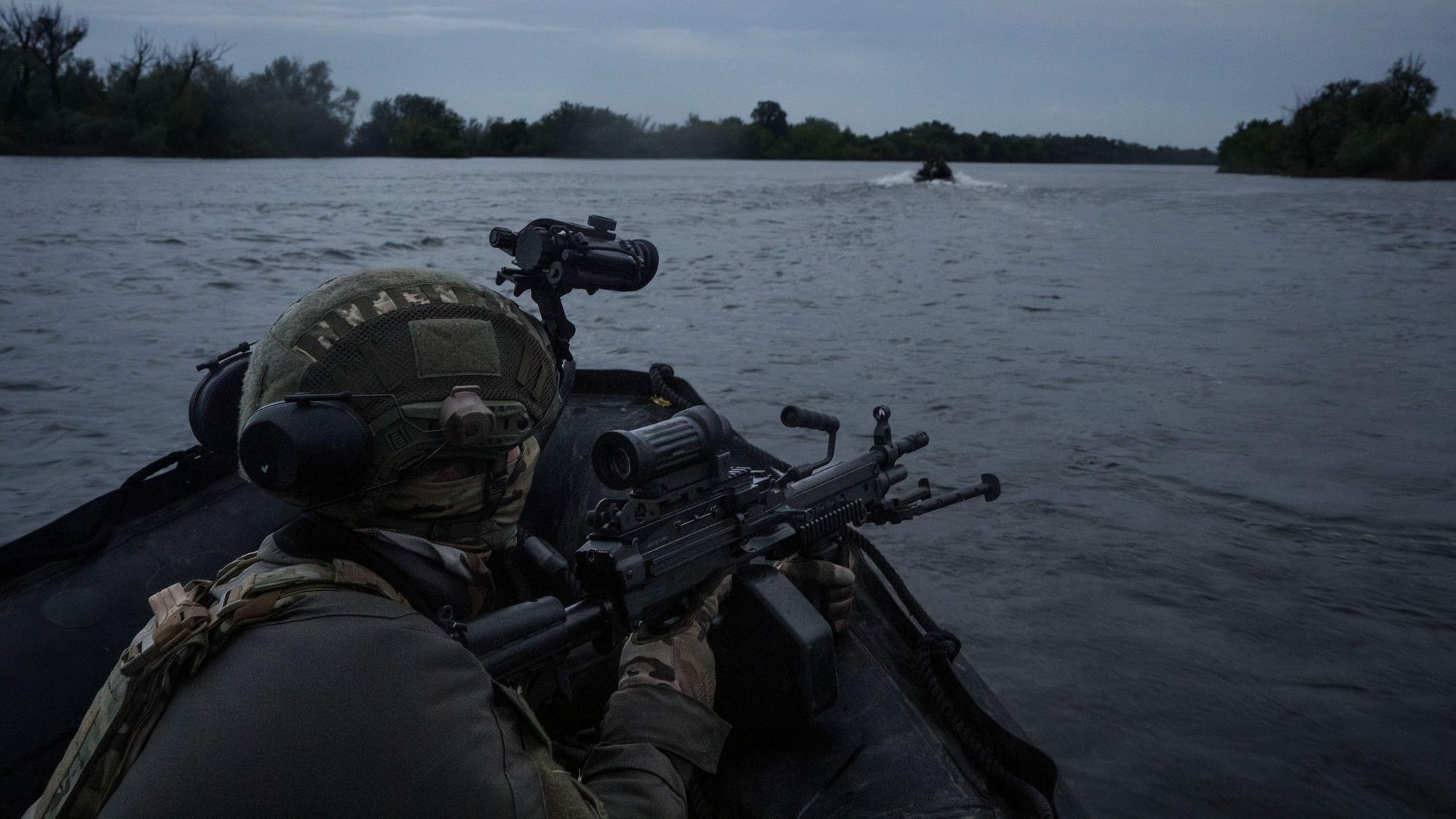 Ukrainische Soldaten fahren mit einem Boot auf dem Fluss Dnipro an der Frontlinie in der Nähe von Cherson. (Archivbild)
